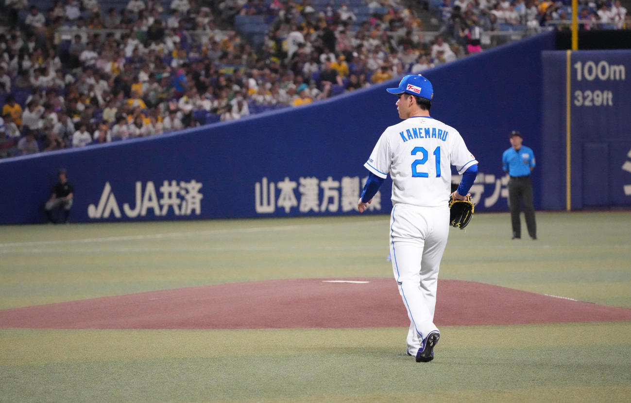 中日対阪神　先発のマウンドへ向かう金丸（撮影・森本幸一）