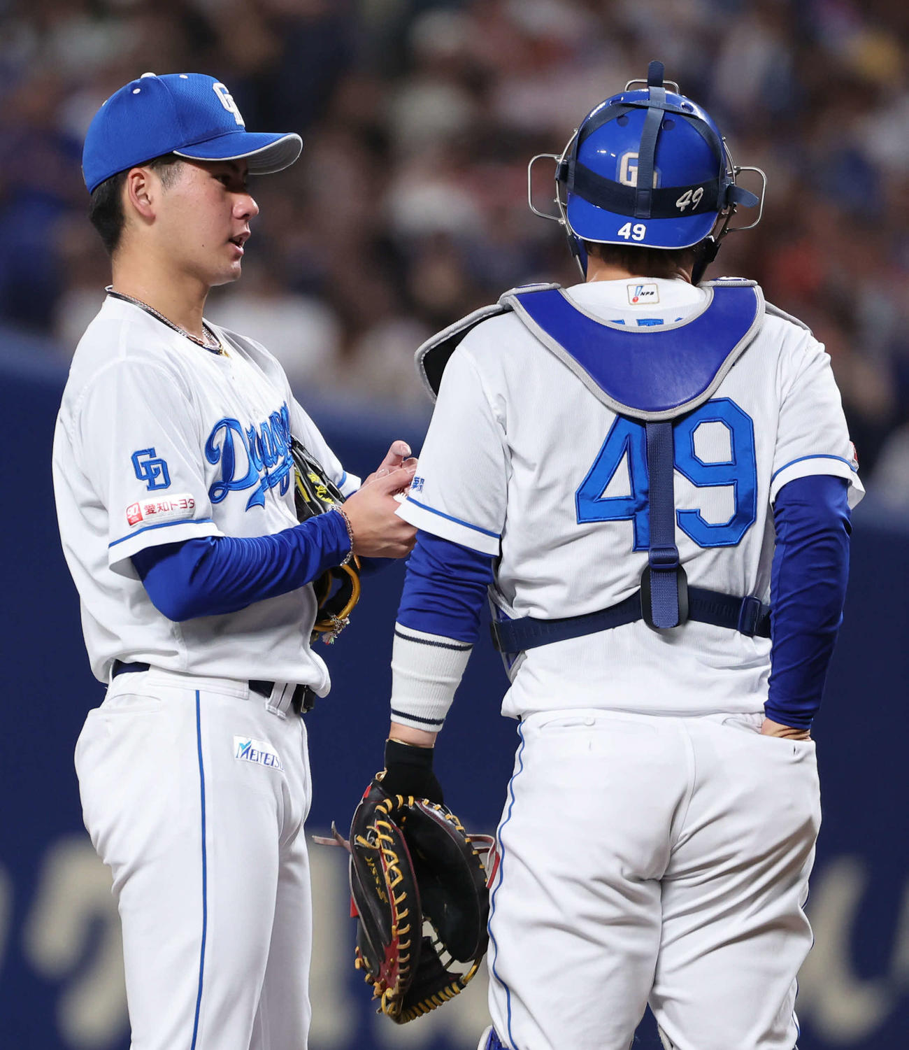 中日対阪神　3回表に2点目を失った中日先発の金丸（左）は加藤と話す（撮影・西尾就之）