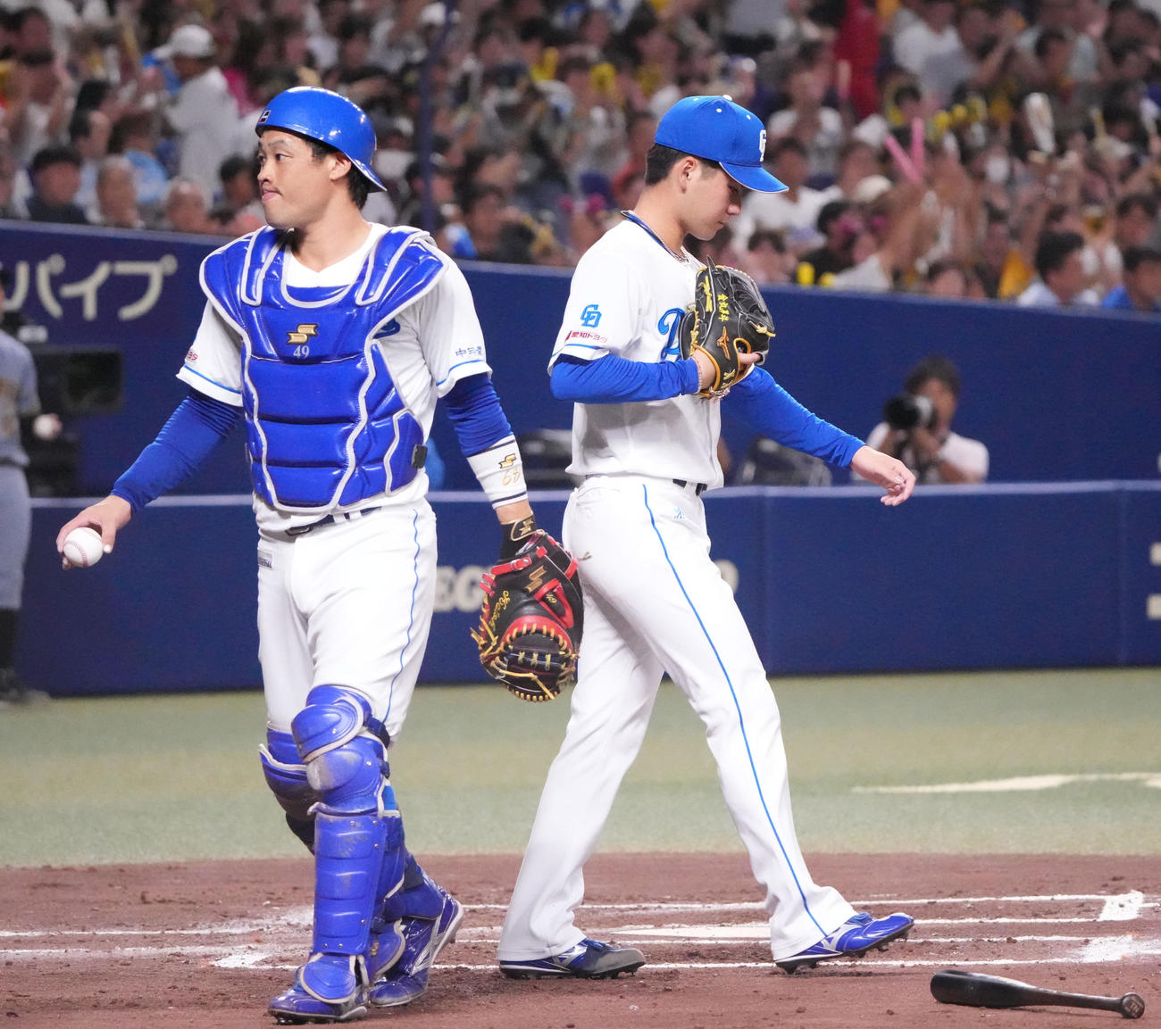 中日対阪神　3回表阪神2死二塁、中野に中前適時打を打たれた金丸（右）左は捕手の加藤匠（撮影・森本幸一）