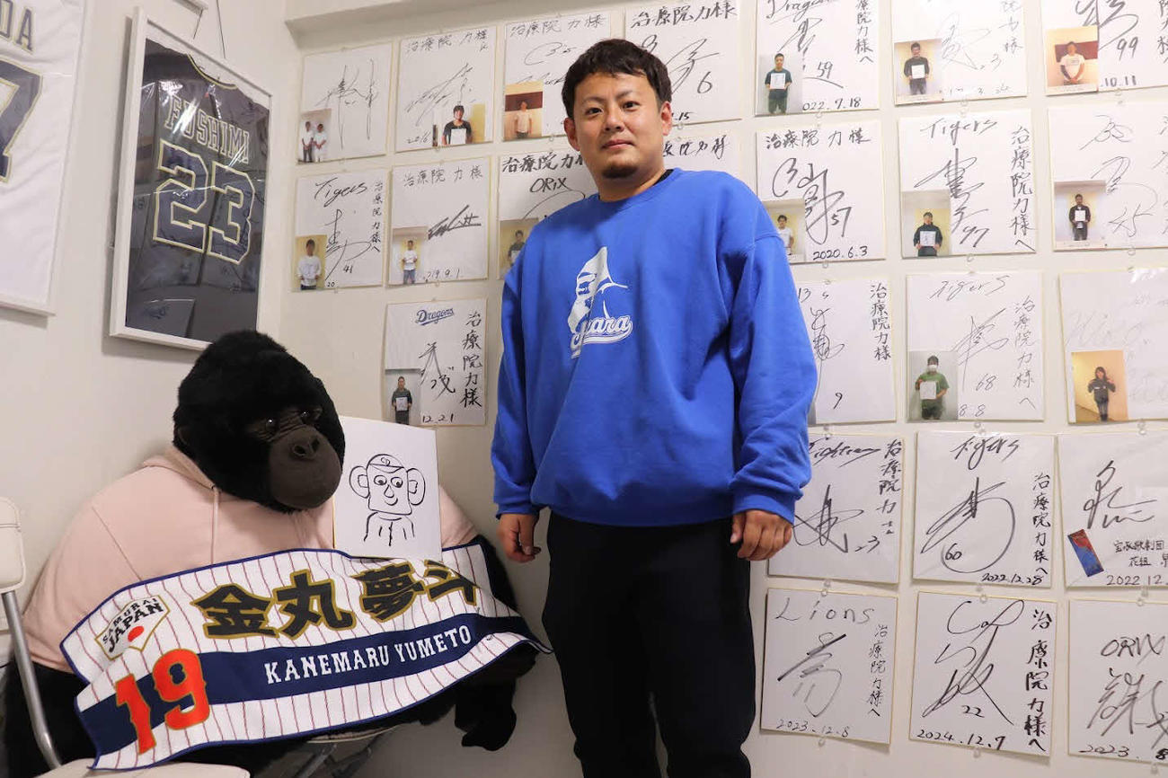 中日・金丸が足繁く通った、大阪・吹田市にある力Body Recoveryの院長冨山力さん。院内には本人がドラフト指名後に描いた、ドアラの絵が飾られている（2024年12月撮影）