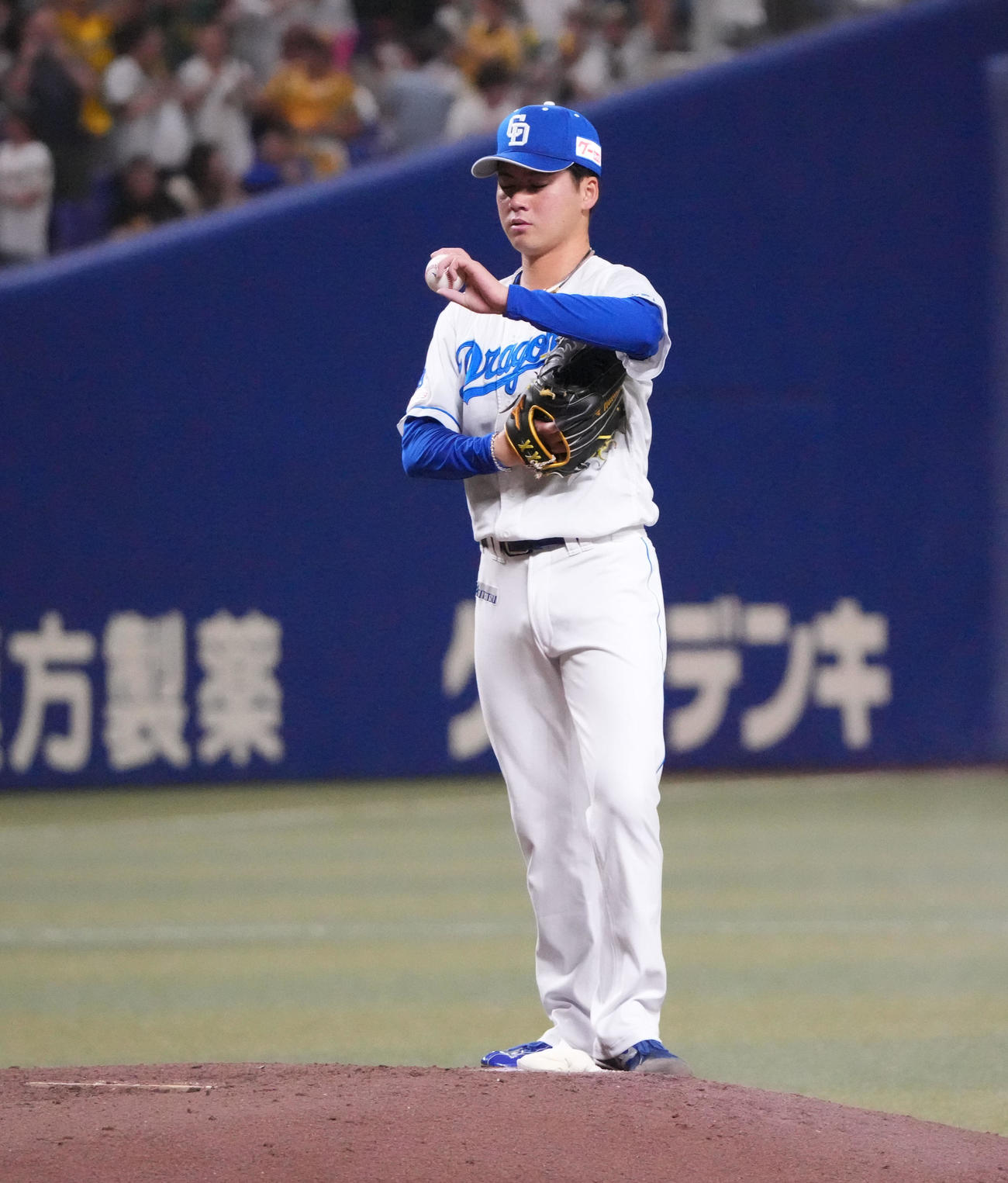 中日対阪神　2回表阪神1死、中川に左越え本塁打を打たれた金丸（撮影・森本幸一）