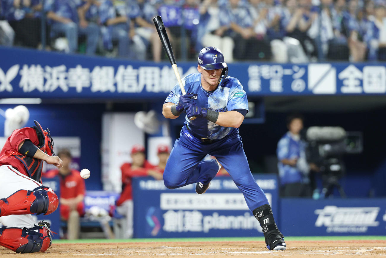死球を受ける代打オースティン（撮影・宮地輝）