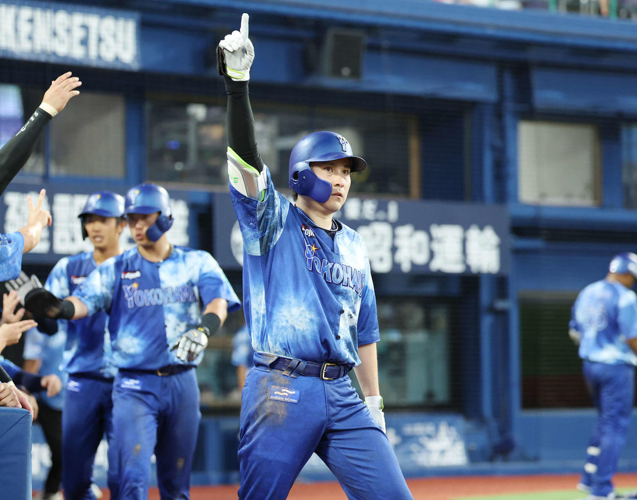 3点本塁打を放ちポーズをとる佐野（撮影・宮地輝）