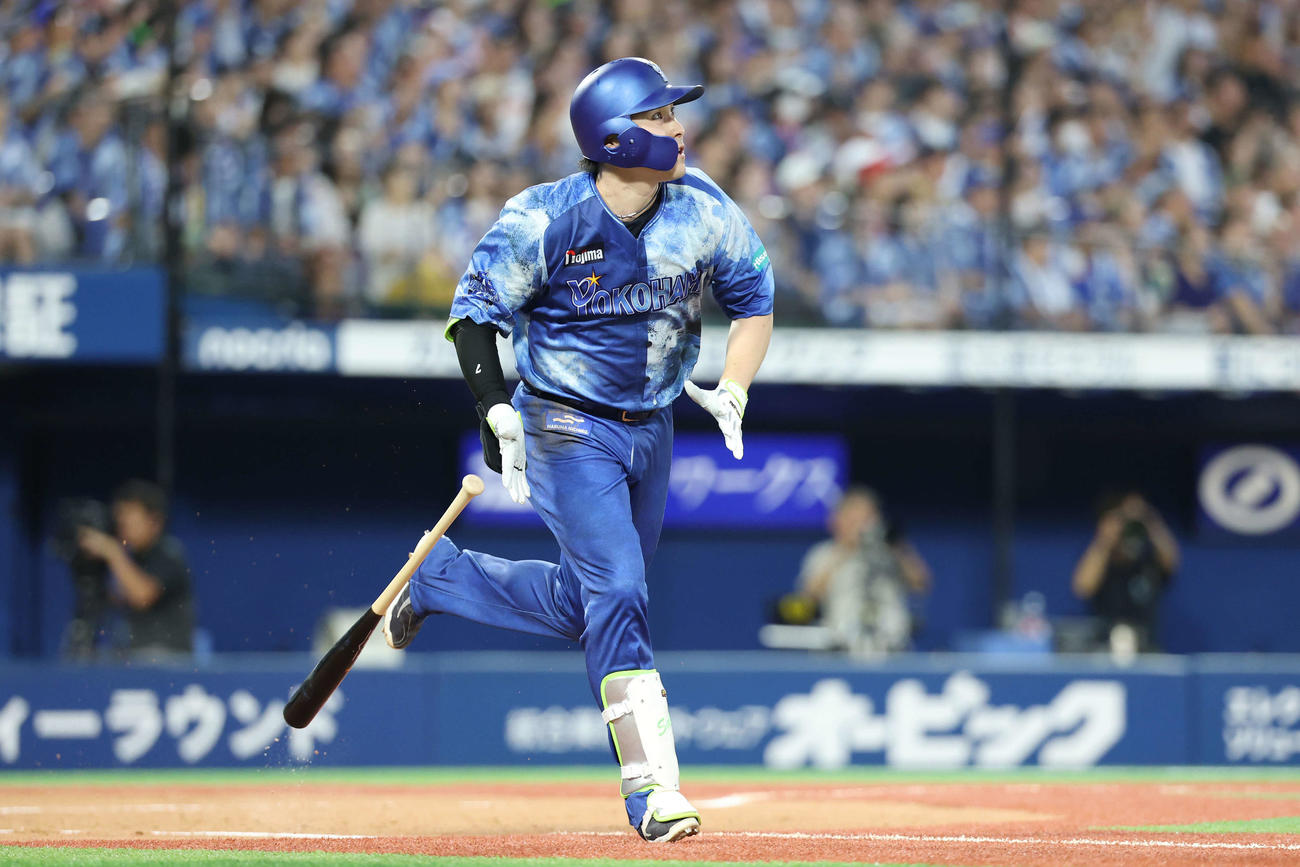 DeNA対広島　2回裏DeNA無死一、二塁、右中間へ3点本塁打を放つ佐野（撮影・宮地輝）