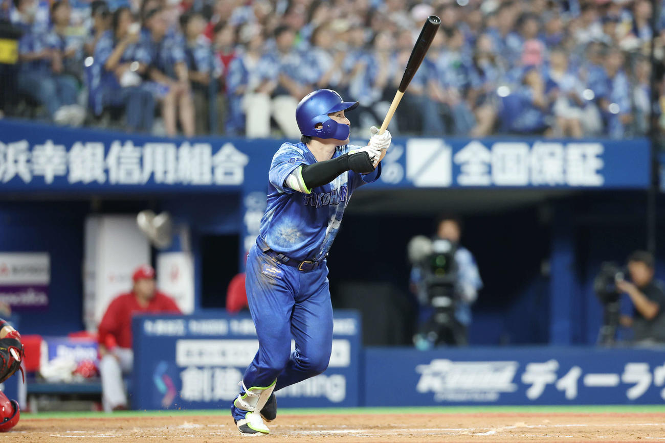 DeNA対広島　2回裏DeNA無死一、二塁、右中間へ3点本塁打を放つ佐野（撮影・宮地輝）
