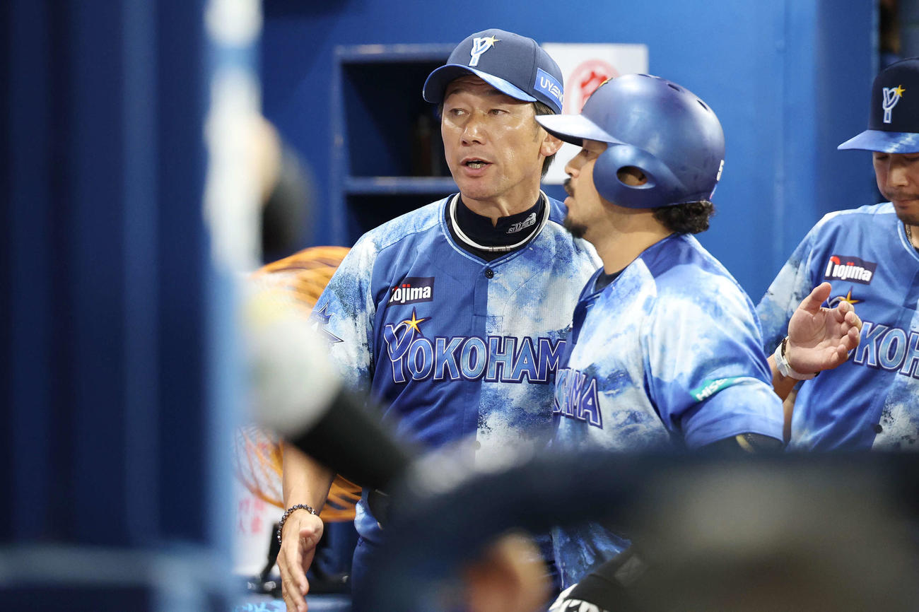 DeNA対広島　8回裏DeNA2死一、二塁、右前適時打を放った宮崎（右）を迎える三浦監督（撮影・宮地輝）