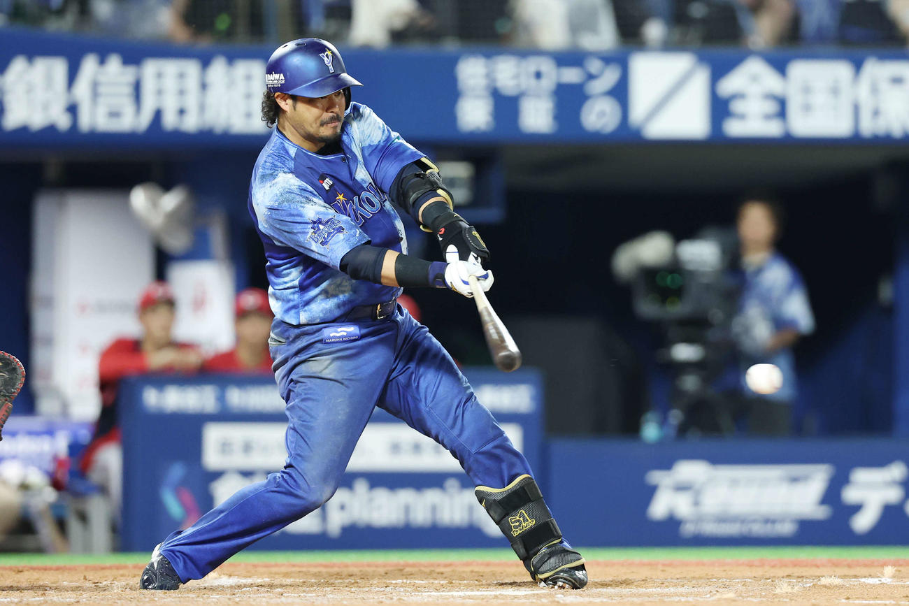DeNA対広島　8回裏DeNA2死一、二塁、右前適時打を放つ宮崎（撮影・宮地輝）