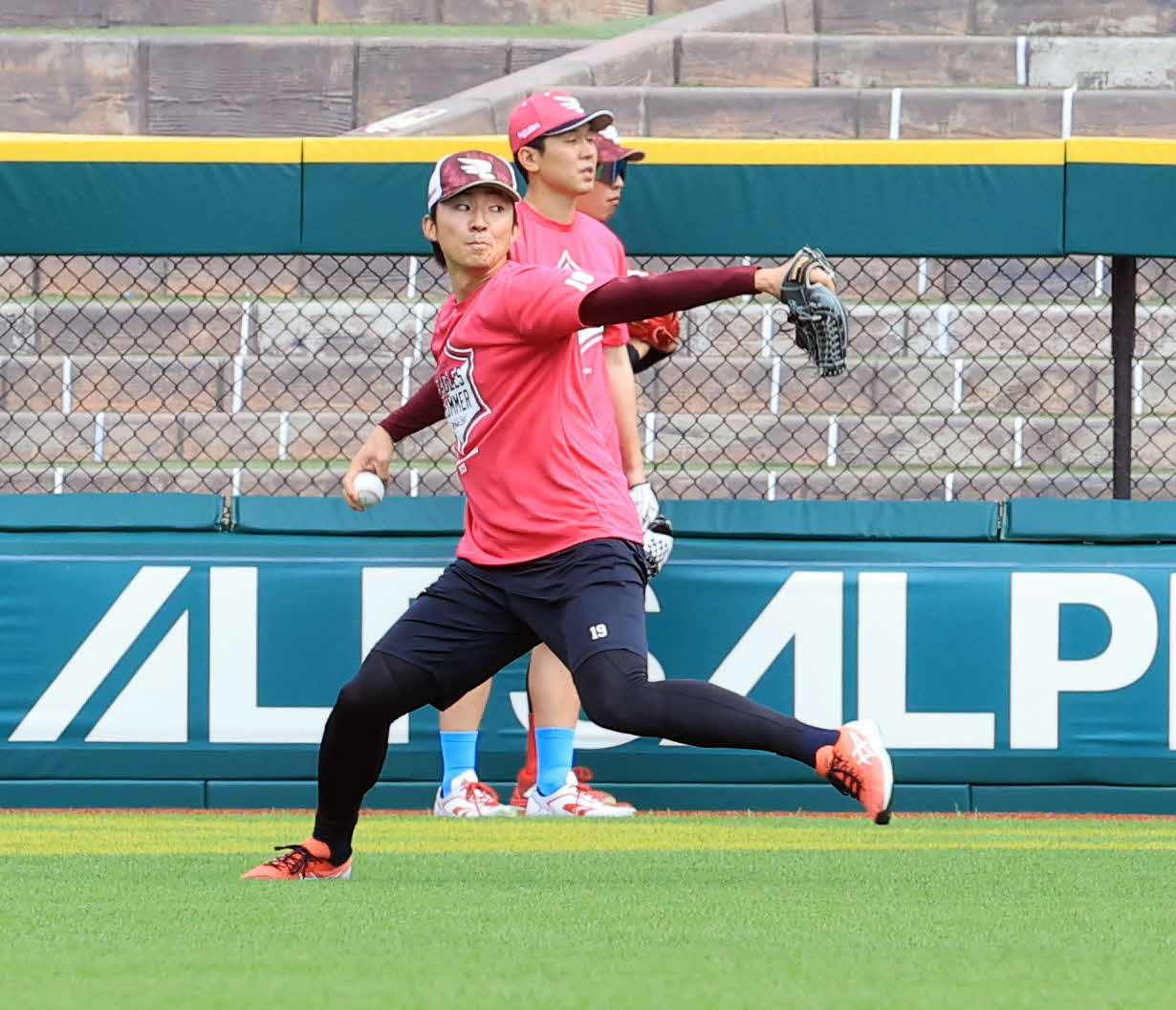 楽天対オリックス　キャッチボールする楽天荘司（撮影・浅見桂子）
