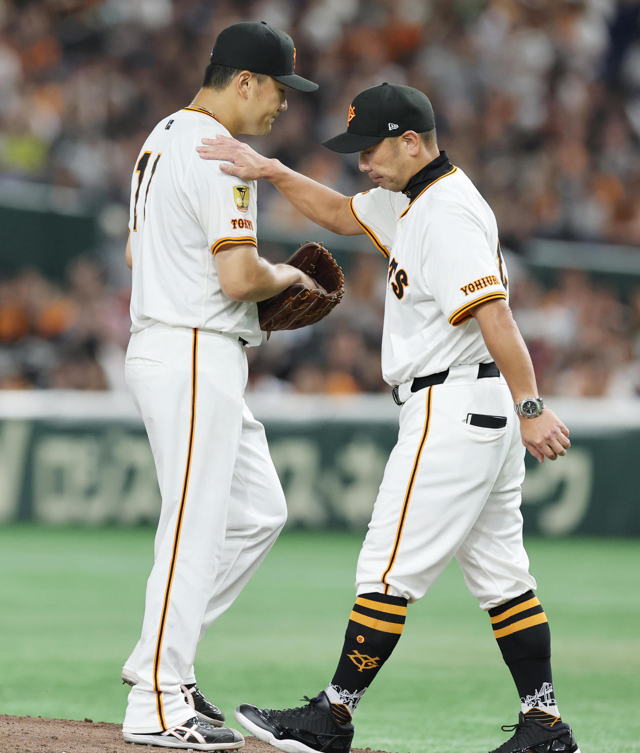巨人対ヤクルト　6回表ヤクルト2死一、二塁、降板となる田中将。右はねぎらう阿部監督（撮影・野上伸悟）