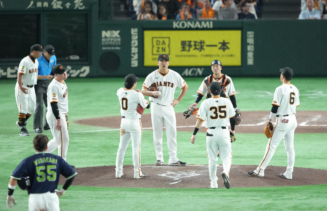 巨人対ヤクルト　6回途中でマウンドを降りる巨人田中将（中央）。左端は阿部監督（撮影・足立雅史）
