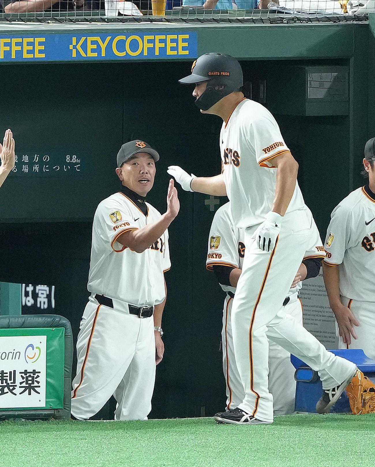 巨人対ヤクルト　3回裏巨人2死三塁、泉口の左前適時打で生還した田中将（右）をタッチで迎える阿部監督（撮影・足立雅史）