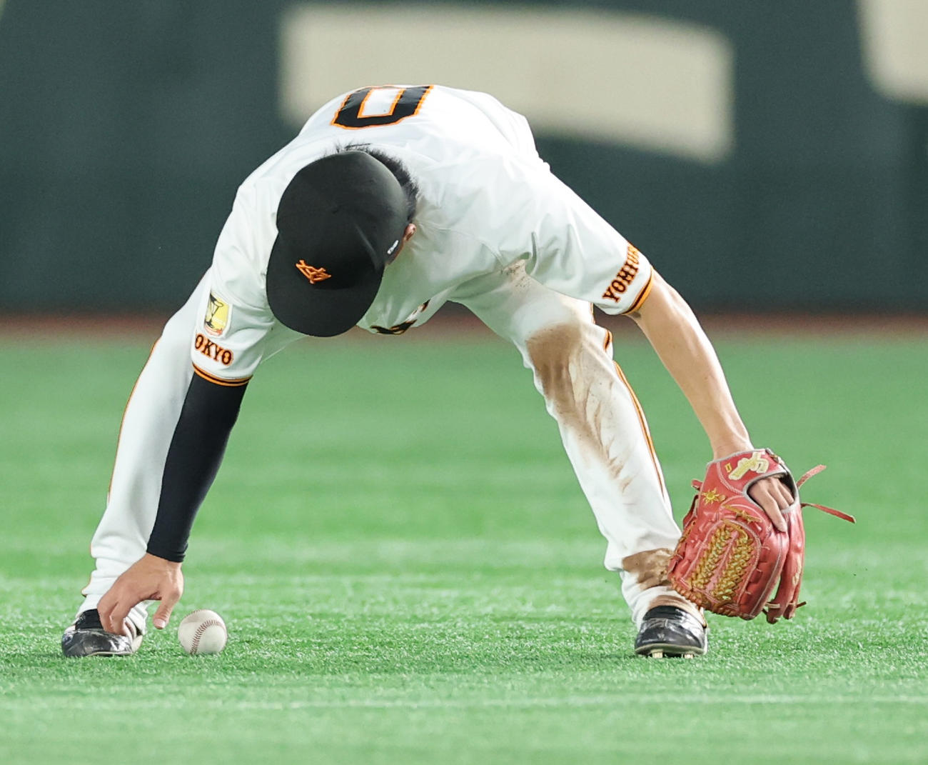巨人対ヤクルト　6回表ヤクルト無死、村上の二塁への打球をファンブルし失策となる増田大（撮影・野上伸悟）