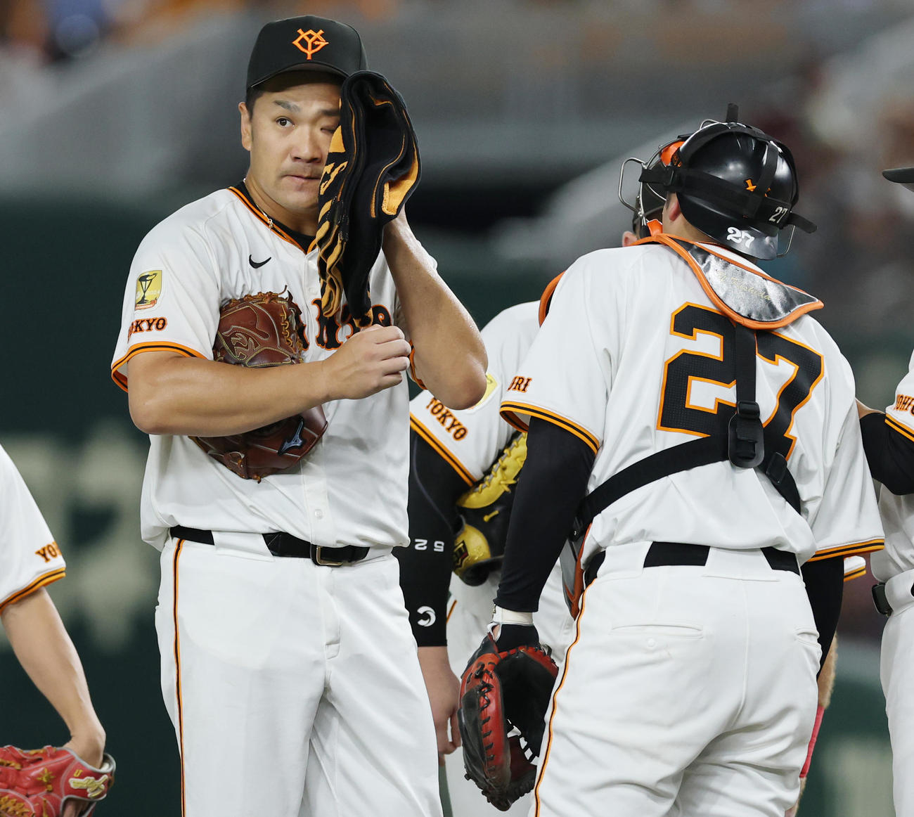 巨人対ヤクルト　4回表、マウンドで汗をふく巨人田中将（撮影・野上伸悟）