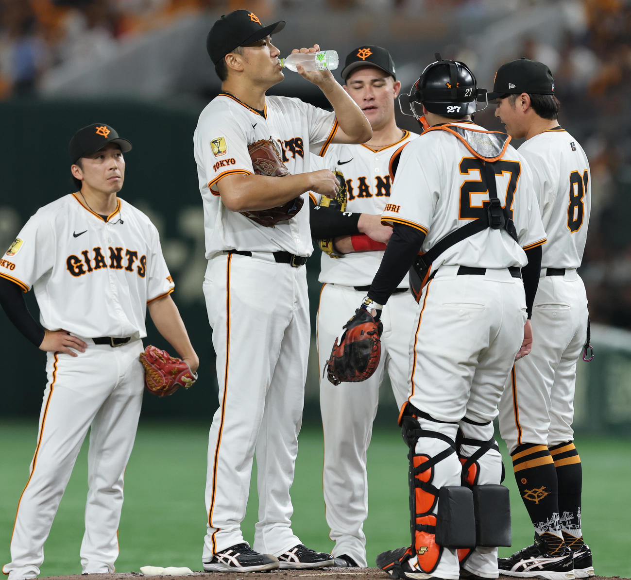 巨人対ヤクルト　4回表、マウンドで水分補給する巨人田中将（撮影・野上伸悟）
