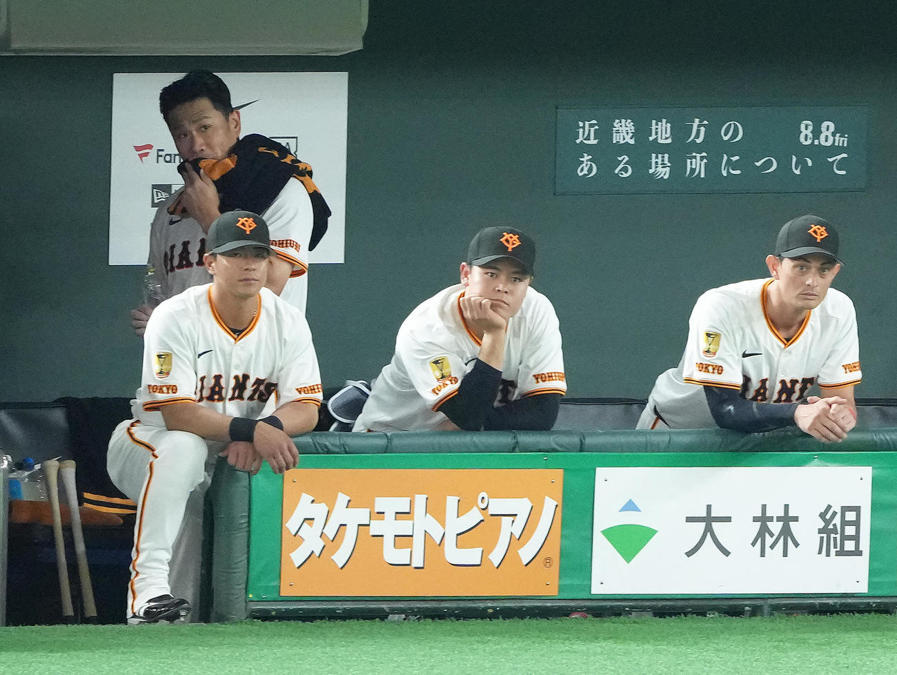 巨人対ヤクルト　6回途中でマウンドを降りた巨人田中将（後方左）（撮影・足立雅史）