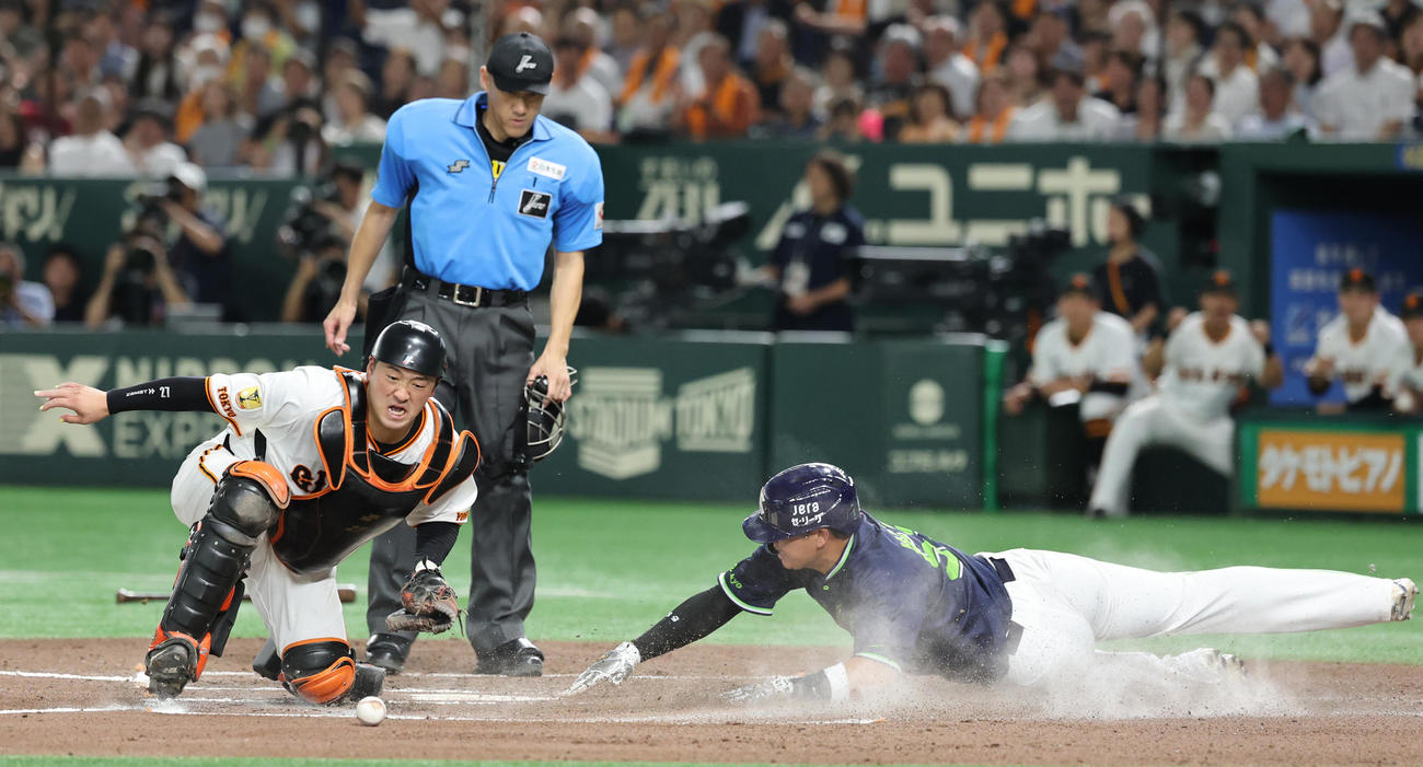 巨人対ヤクルト　6回表ヤクルト2死一、二塁、中村悠の左前適時打で生還する村上。捕手岸田（撮影・野上伸悟）