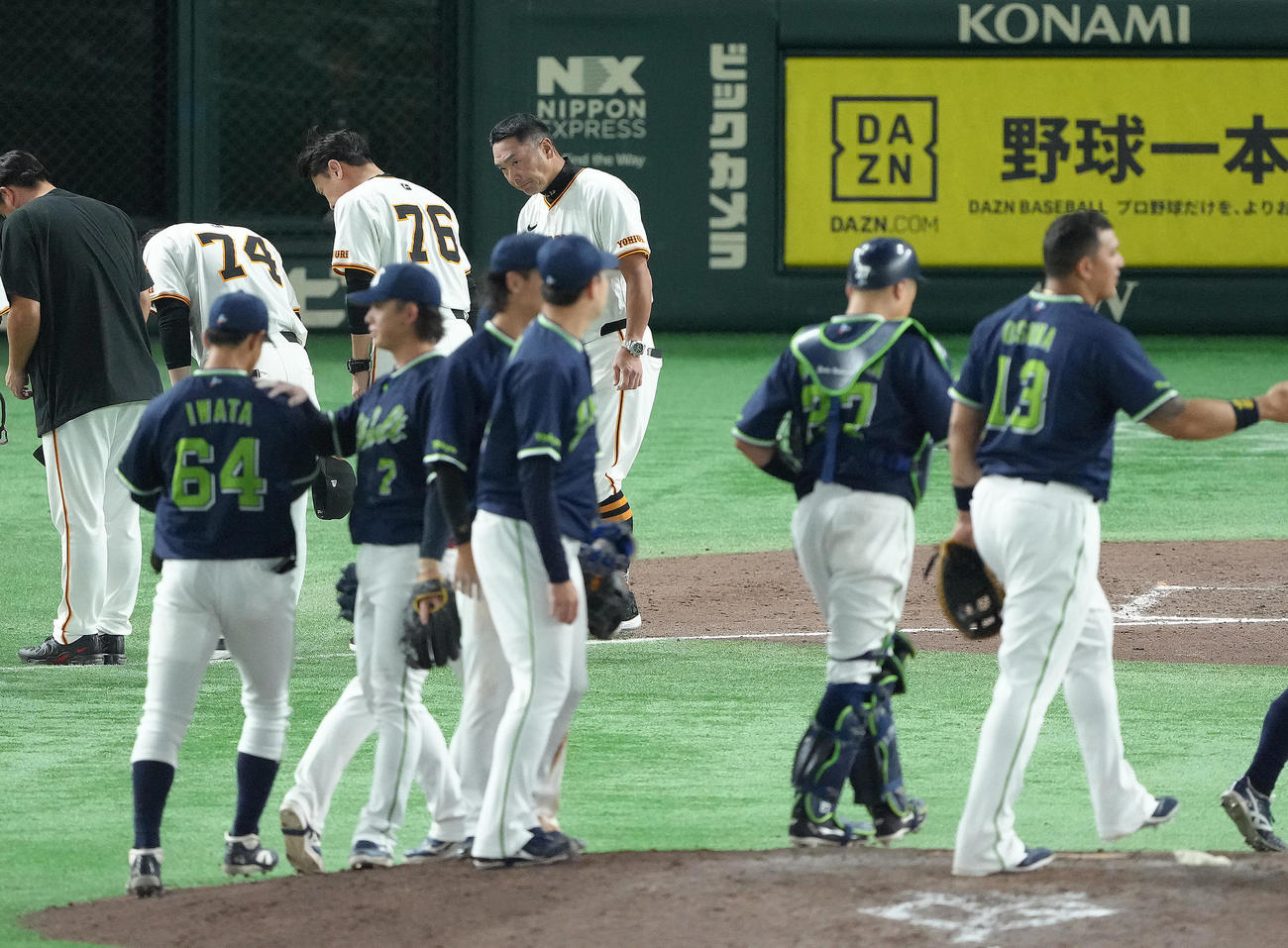巨人対ヤクルト　ヤクルトに敗れ、厳しい表情を見せる巨人阿部監督（後方中央）（撮影・足立雅史）