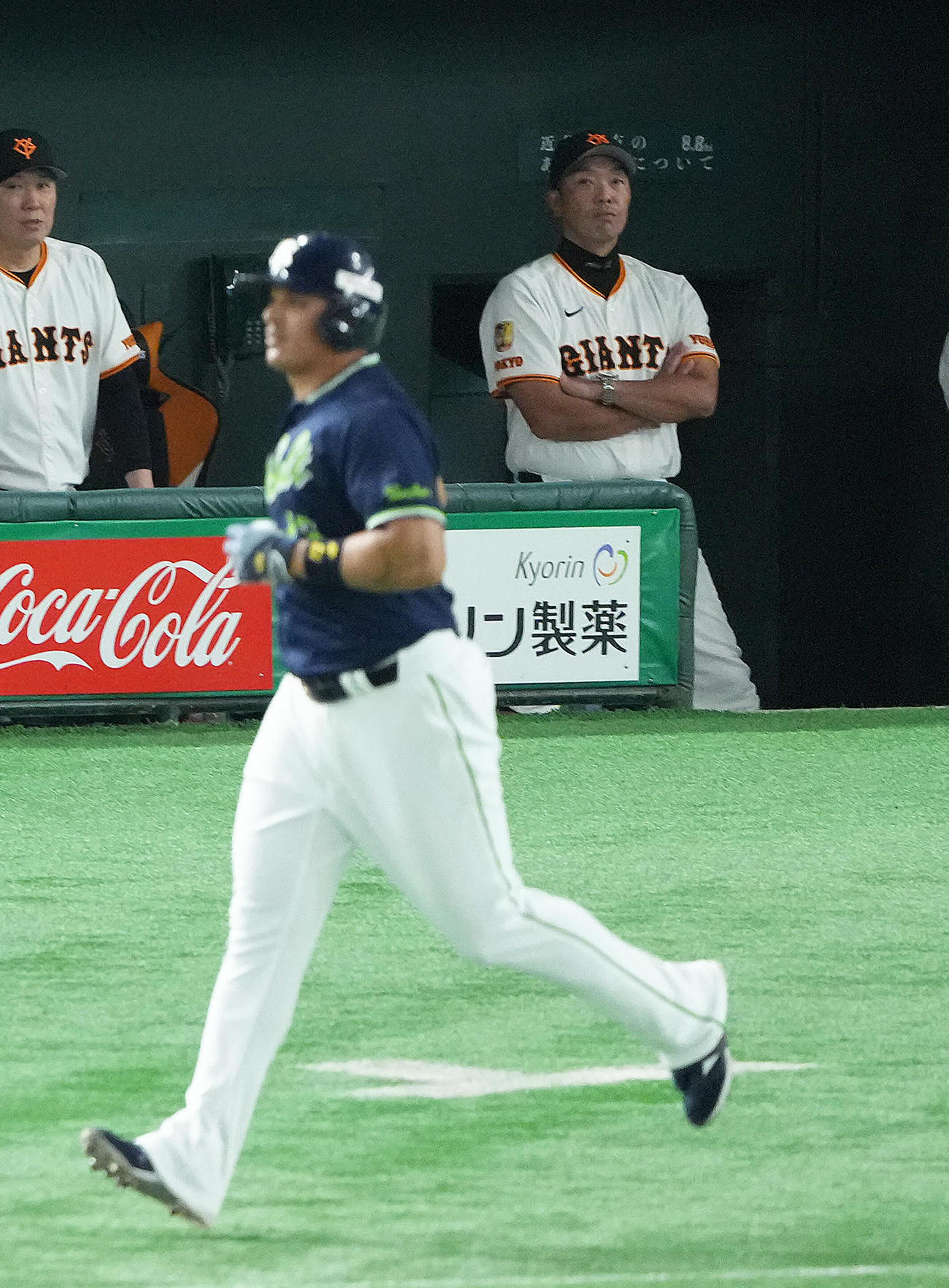 巨人対ヤクルト　8回表ヤクルト無死、左越え本塁打を放ったオスナ（手前）を厳しい表情で見つめる巨人阿部監督（撮影・足立雅史）