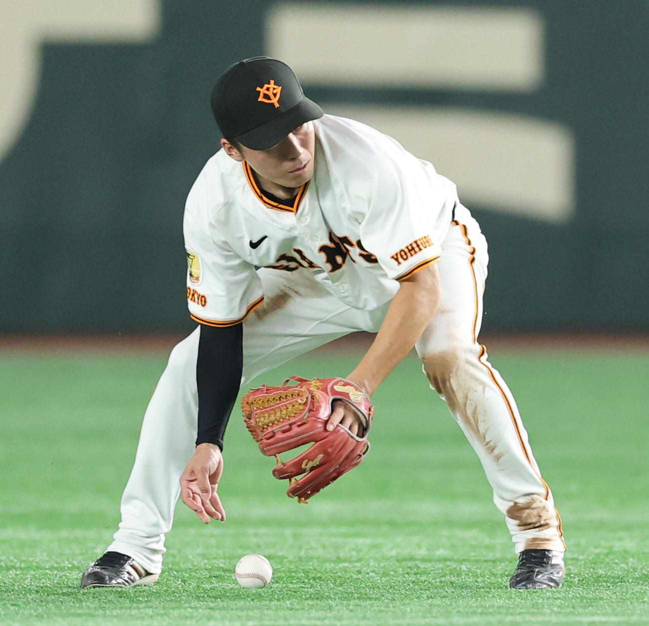 巨人対ヤクルト　6回表ヤクルト無死、村上の二塁への打球をファンブルし失策となる増田大（撮影・野上伸悟）
