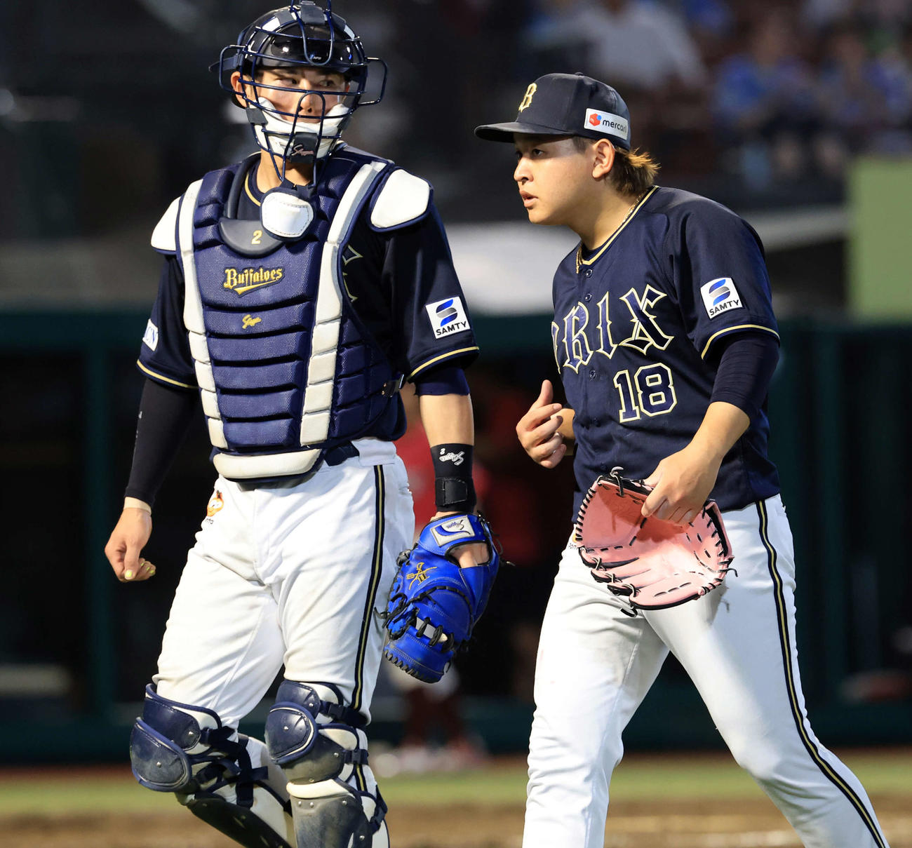 楽天対オリックス　4回裏楽天の攻撃を抑えた宮城（右）は若月と話しながら戻る（撮影・浅見桂子）