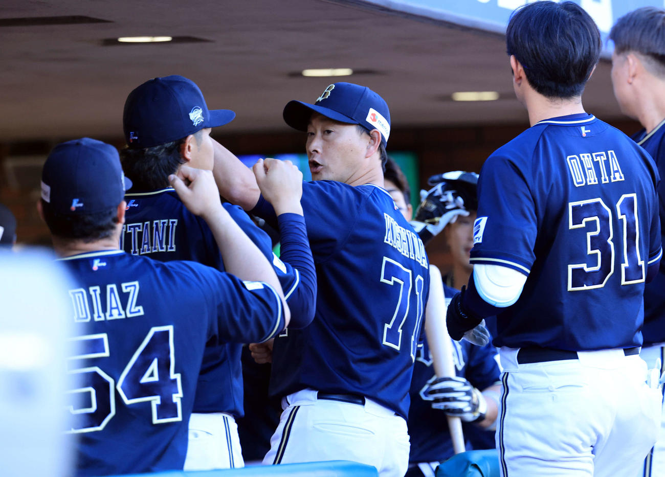 楽天対オリックス　試合開始直前、ナインとグータッチで気合を入れるオリックス岸田監督（撮影・浅見桂子）