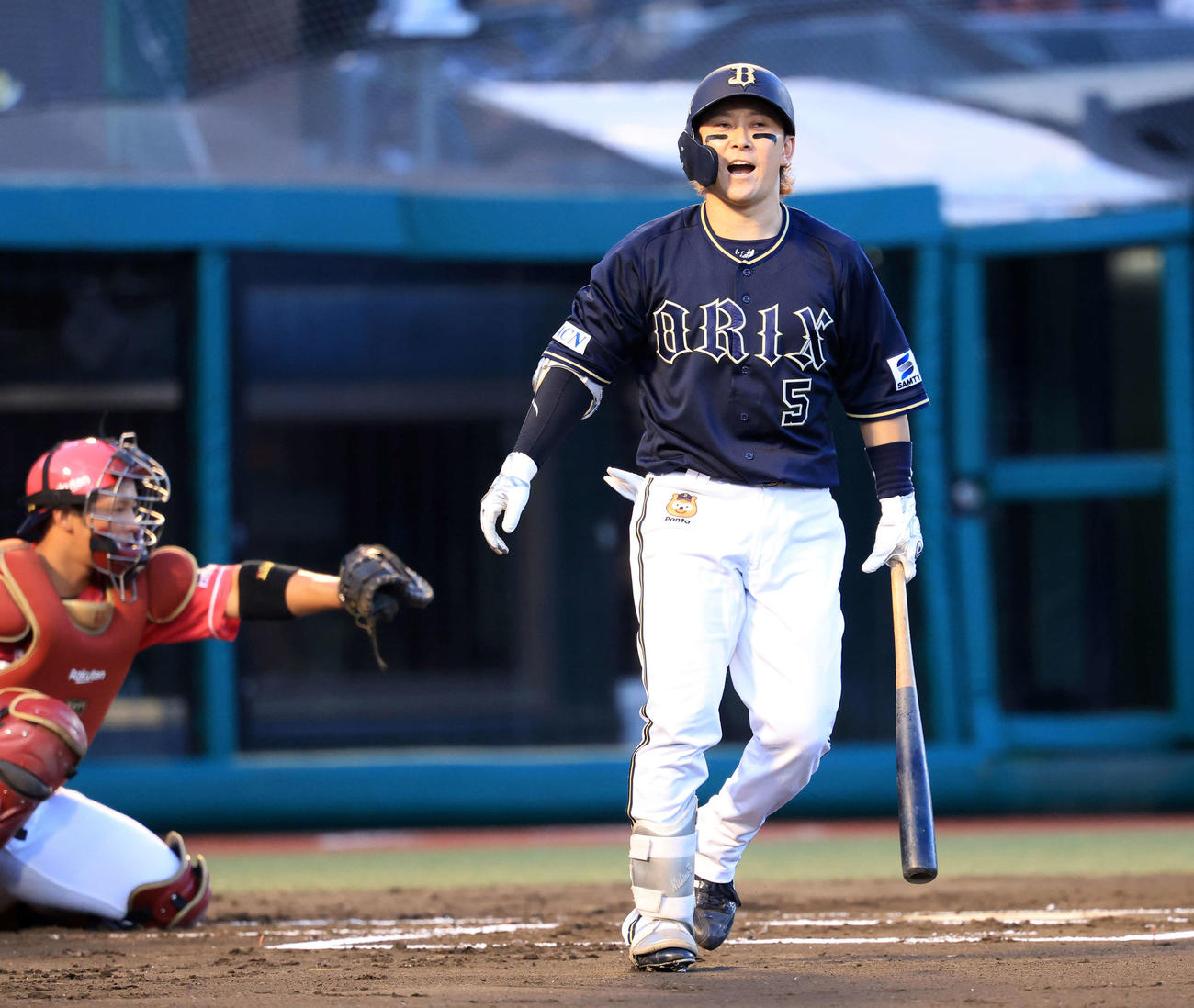 楽天対オリックス　1回表オリックス1死満塁、西野は押し出し四球を選び雄たけびを上げる（撮影・浅見桂子）