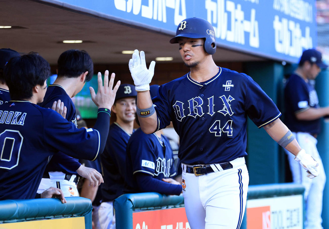 楽天対オリックス　1回表オリックス1死満塁、西野の押し出し四球で生還した頓宮はナインとハイタッチ（撮影・浅見桂子）