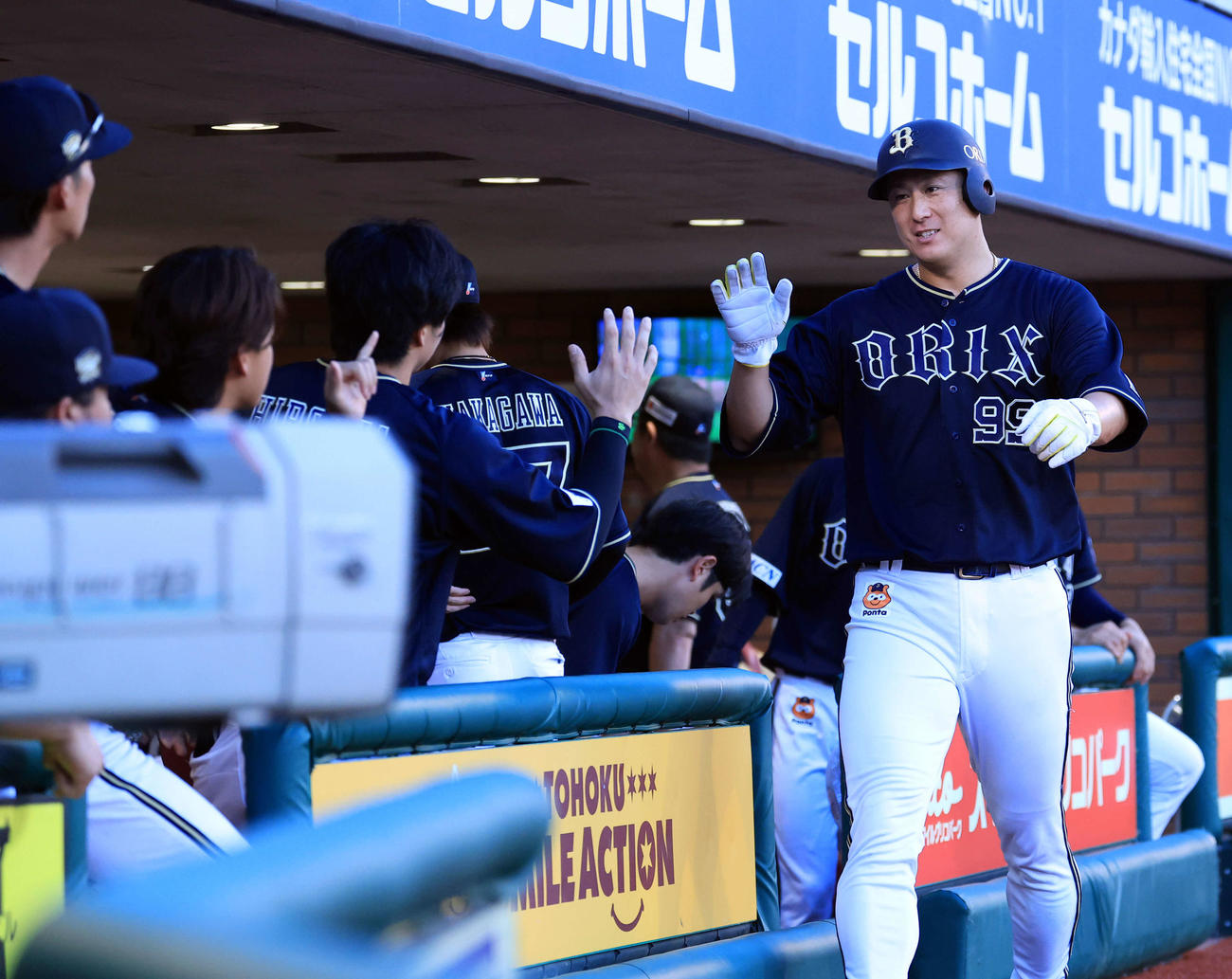 楽天対オリックス　1回表オリックス1死満塁、紅林の押し出し四球で生還した杉本はナインとハイタッチ（撮影・浅見桂子）