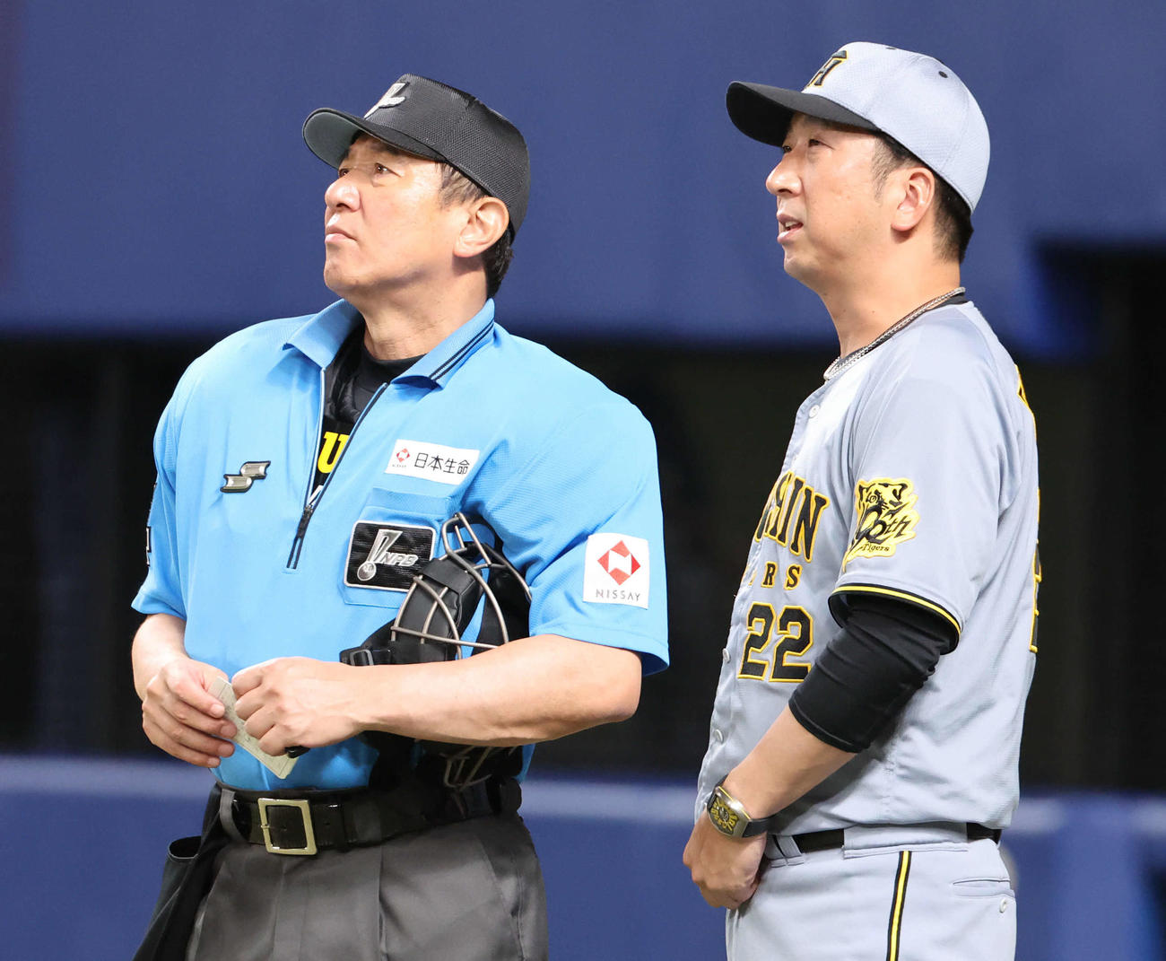 中日対阪神　6回の攻撃を終え、選手交代を告げる阪神藤川監督（撮影・西尾就之）