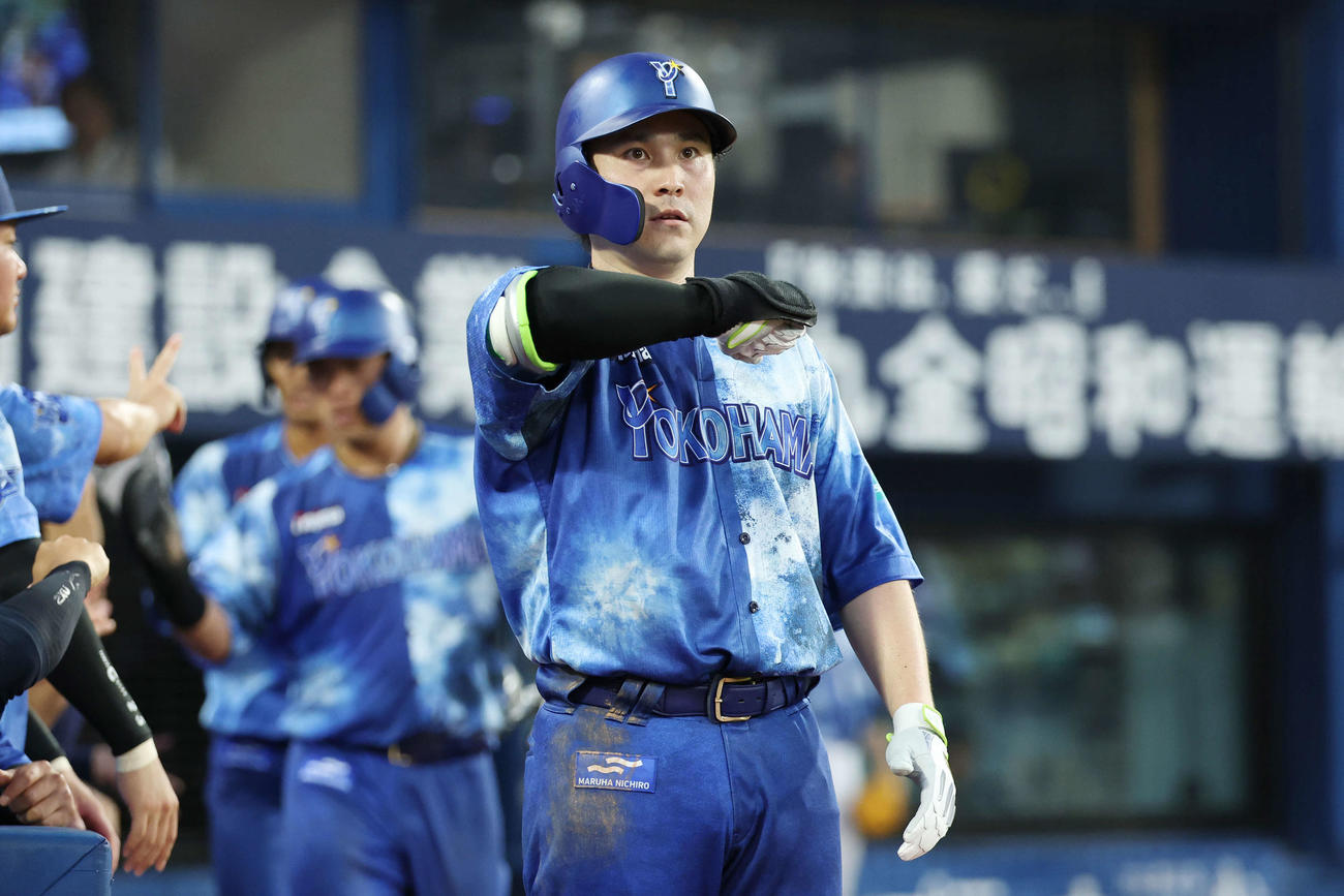 DeNA対広島　2回裏DeNA無死一、二塁、右中間へ3点本塁打を放ちデスターシャをする佐野（撮影・宮地輝）