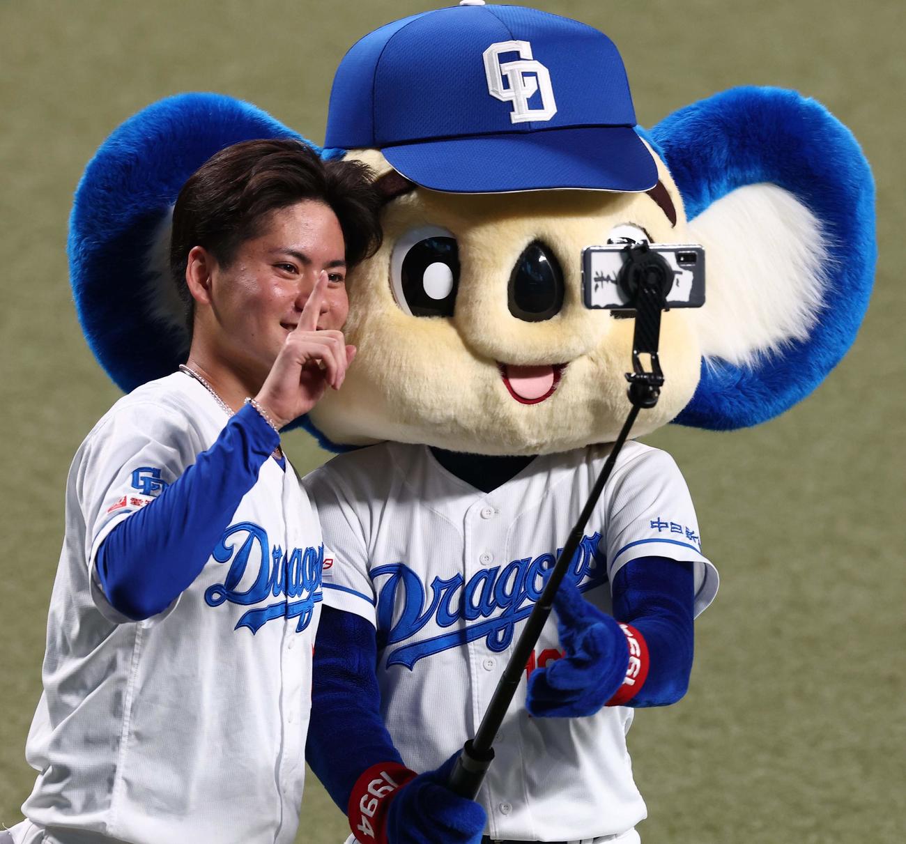 中日対阪神　プロ初勝利の金丸（左）はドアラと記念撮影をする（撮影・上田博志）
