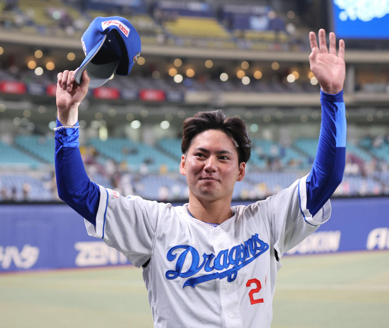 中日対阪神　プロ初勝利の中日金丸はヒーローインタビューのあと場内1周しファンに手を振る（撮影・西尾就之）