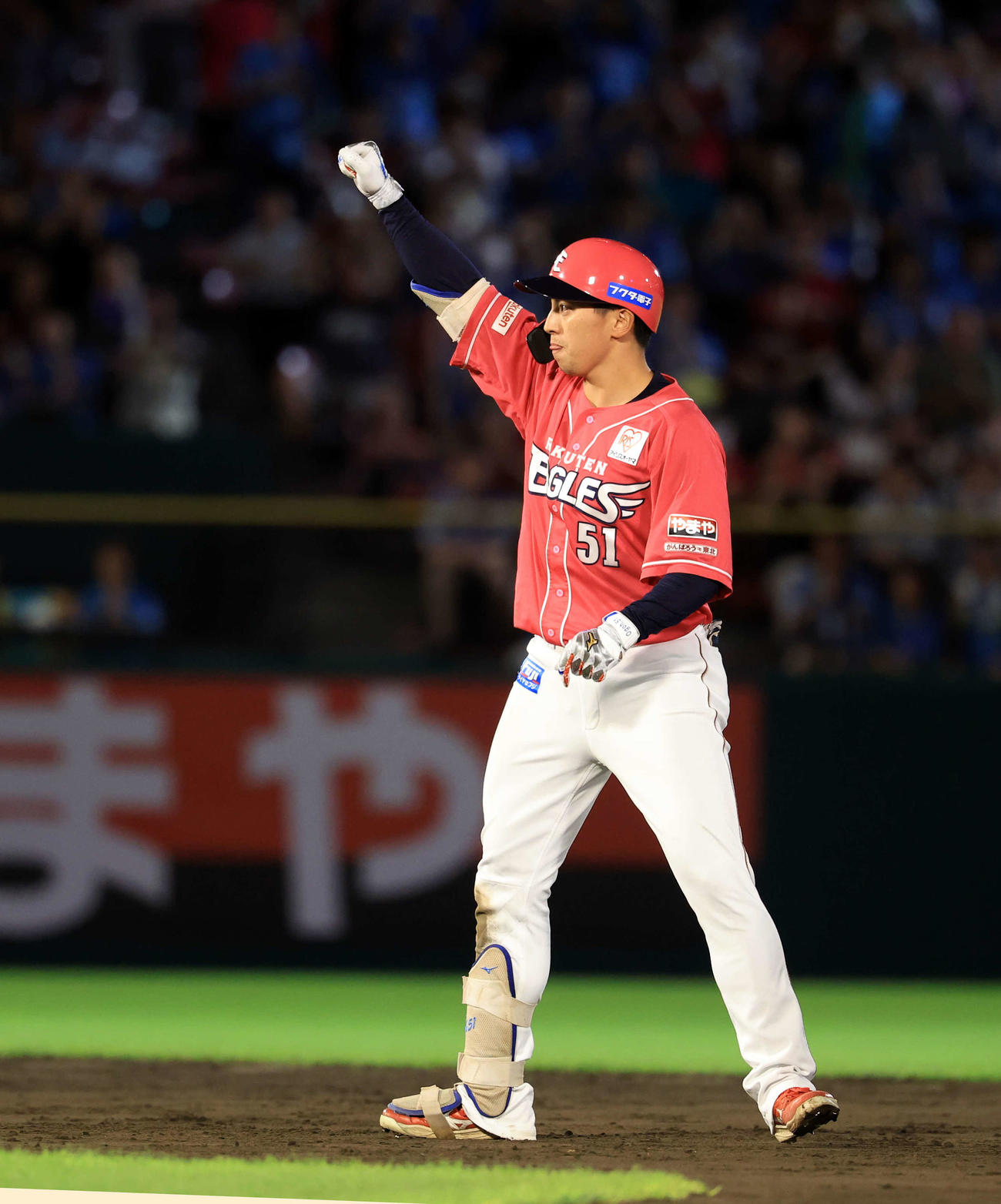 楽天対オリックス　8回裏楽天1死一、二塁、小郷は勝ち越し適時二塁打を放ちガッツポーズ（撮影・浅見桂子）