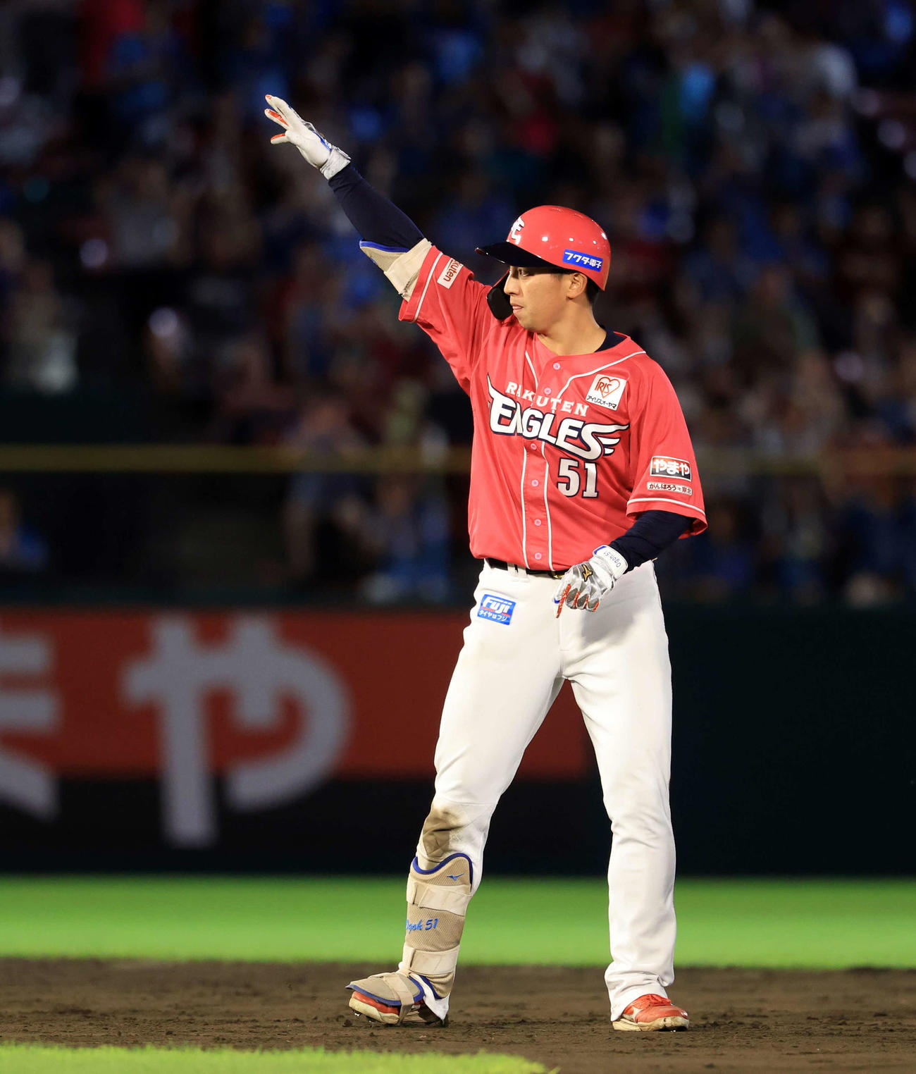 楽天対オリックス　8回裏楽天1死一、二塁、小郷は勝ち越し適時二塁打を放ちガッツポーズ（撮影・浅見桂子）