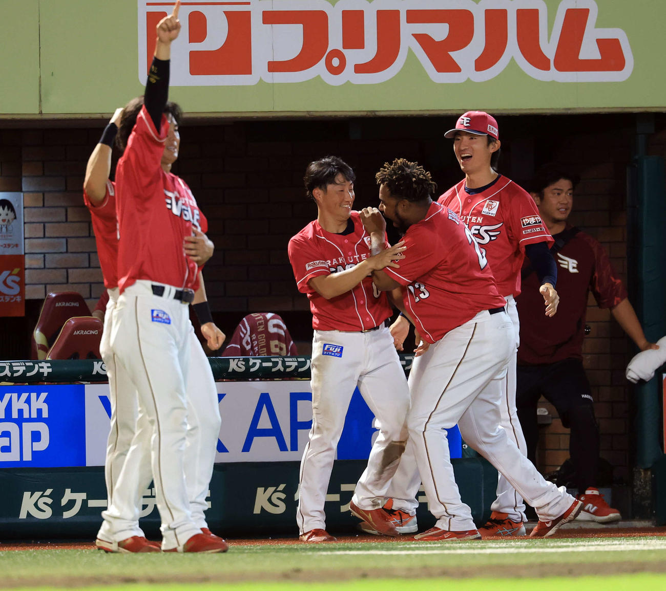 楽天対オリックス　8回裏楽天1死一、二塁、小郷が勝ち越し適時二塁打を放ち大喜びの荘司（右）ら楽天の選手たち（撮影・浅見桂子）