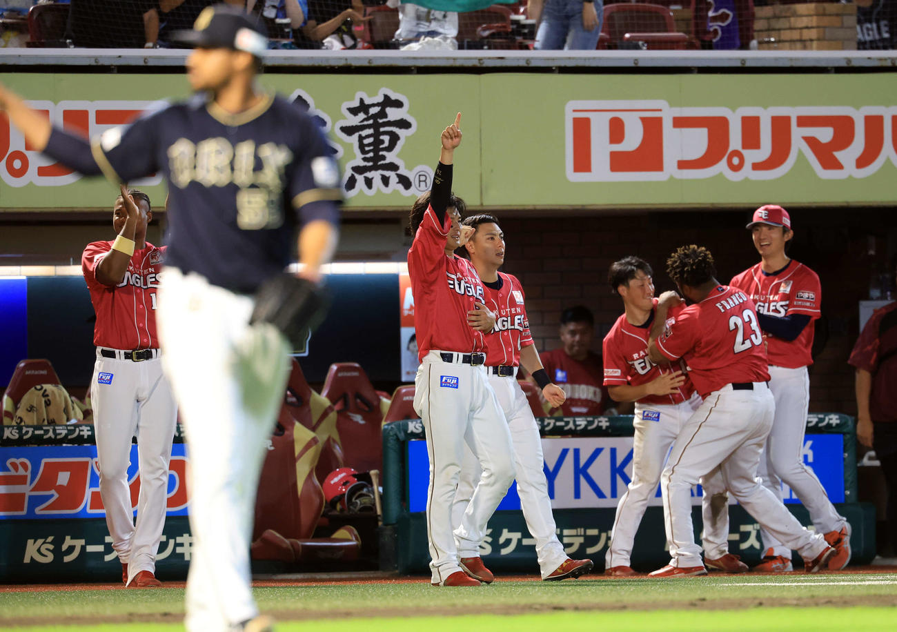 楽天対オリックス　8回裏楽天1死一、二塁、小郷が勝ち越し適時二塁打を放ち大喜びの荘司（右）ら楽天の選手たち（撮影・浅見桂子）