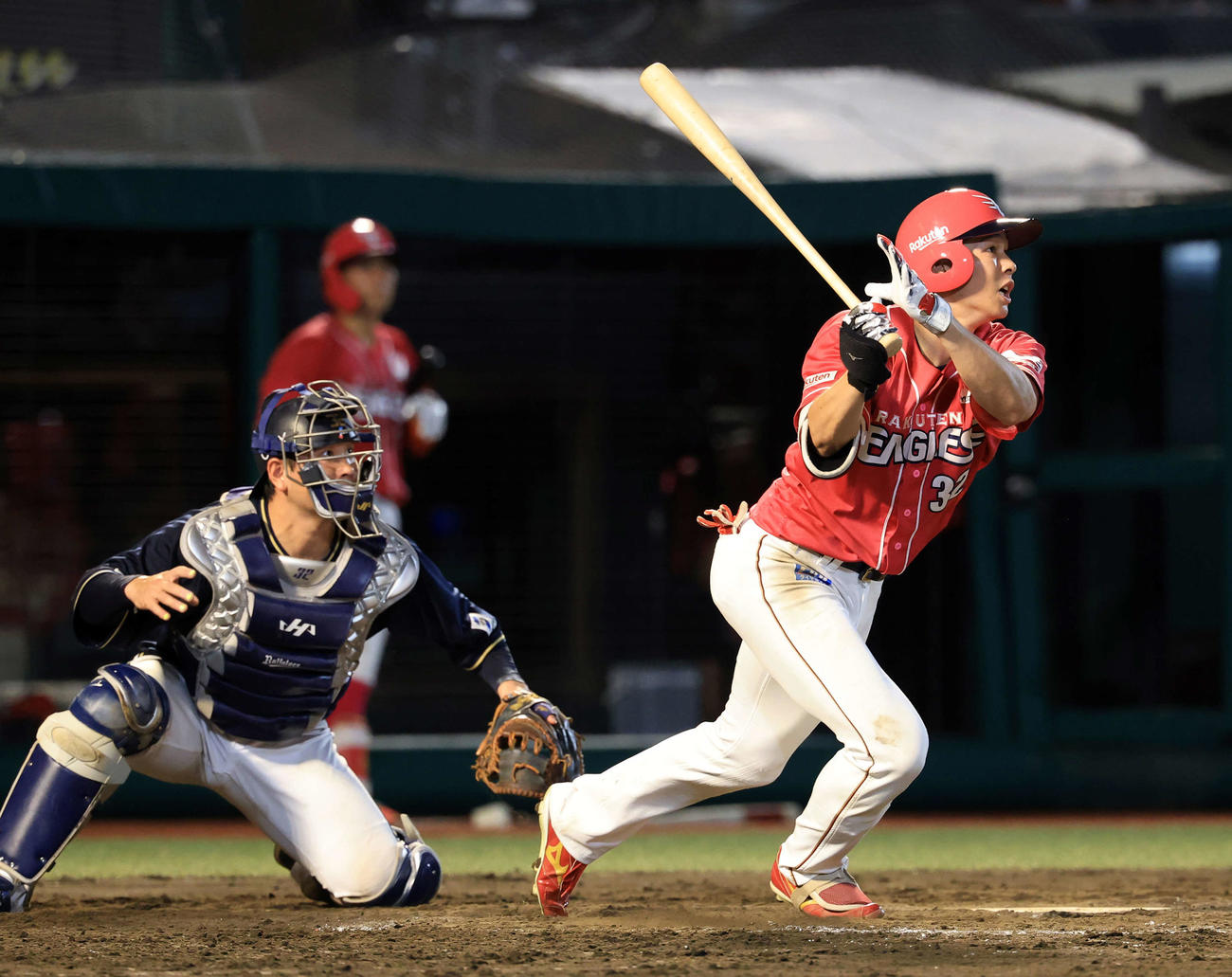 楽天対オリックス　8回裏楽天1死満塁、中島は右適時打を放つ（撮影・浅見桂子）