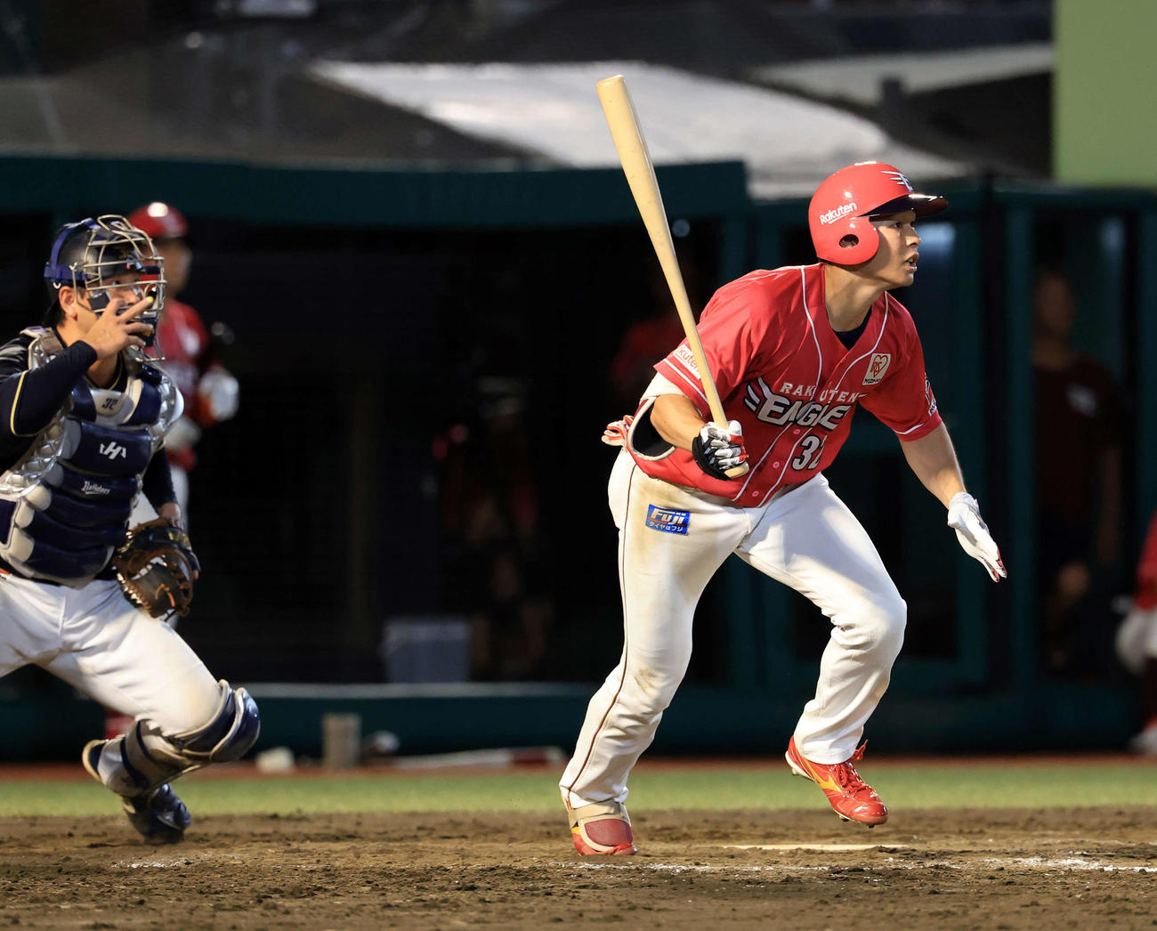 楽天対オリックス　8回裏楽天1死満塁、中島は右適時打を放つ（撮影・浅見桂子）