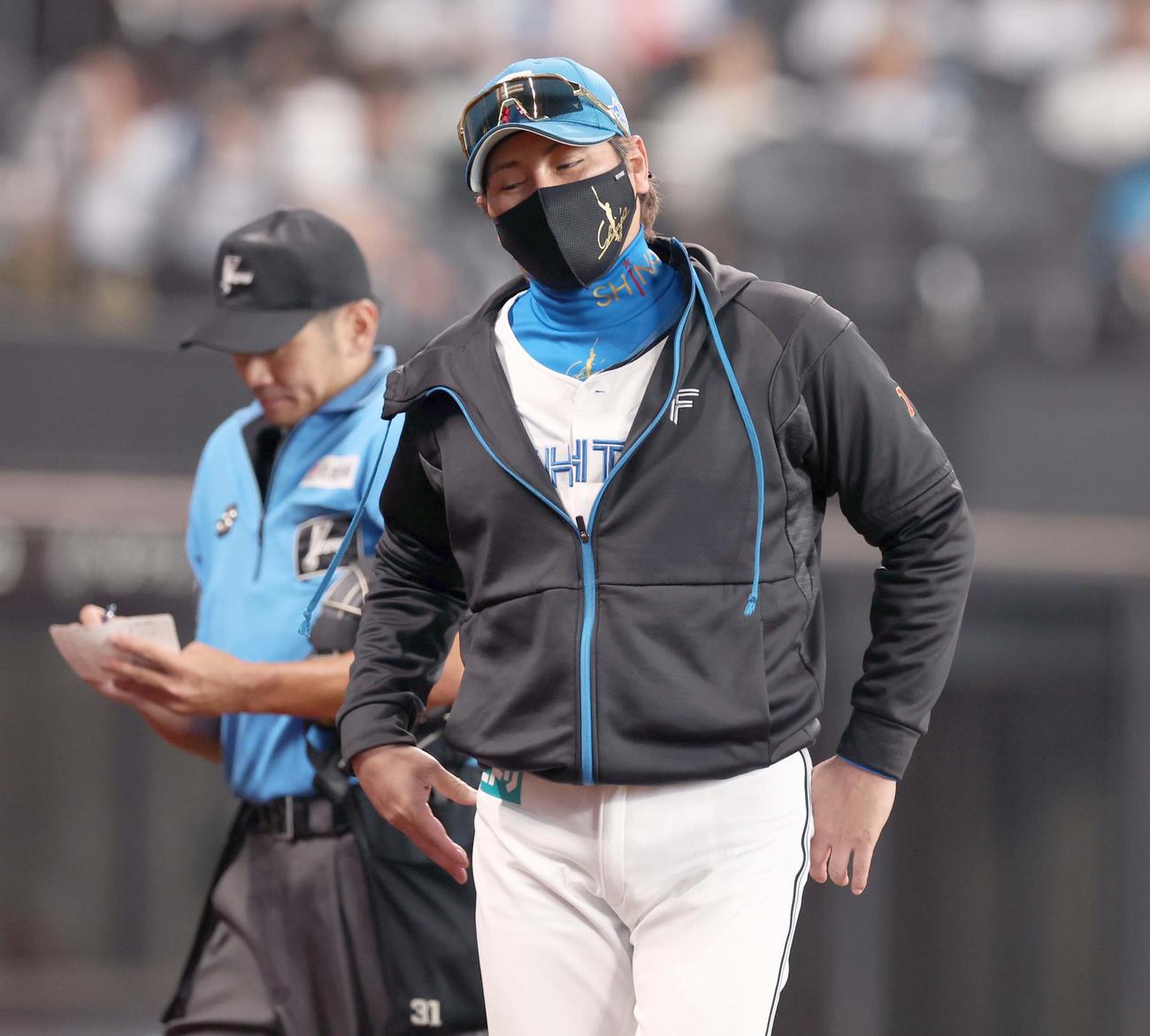 日本ハム対西武　浮かない表情で選手交代を告げる新庄監督（撮影・黒川智章）