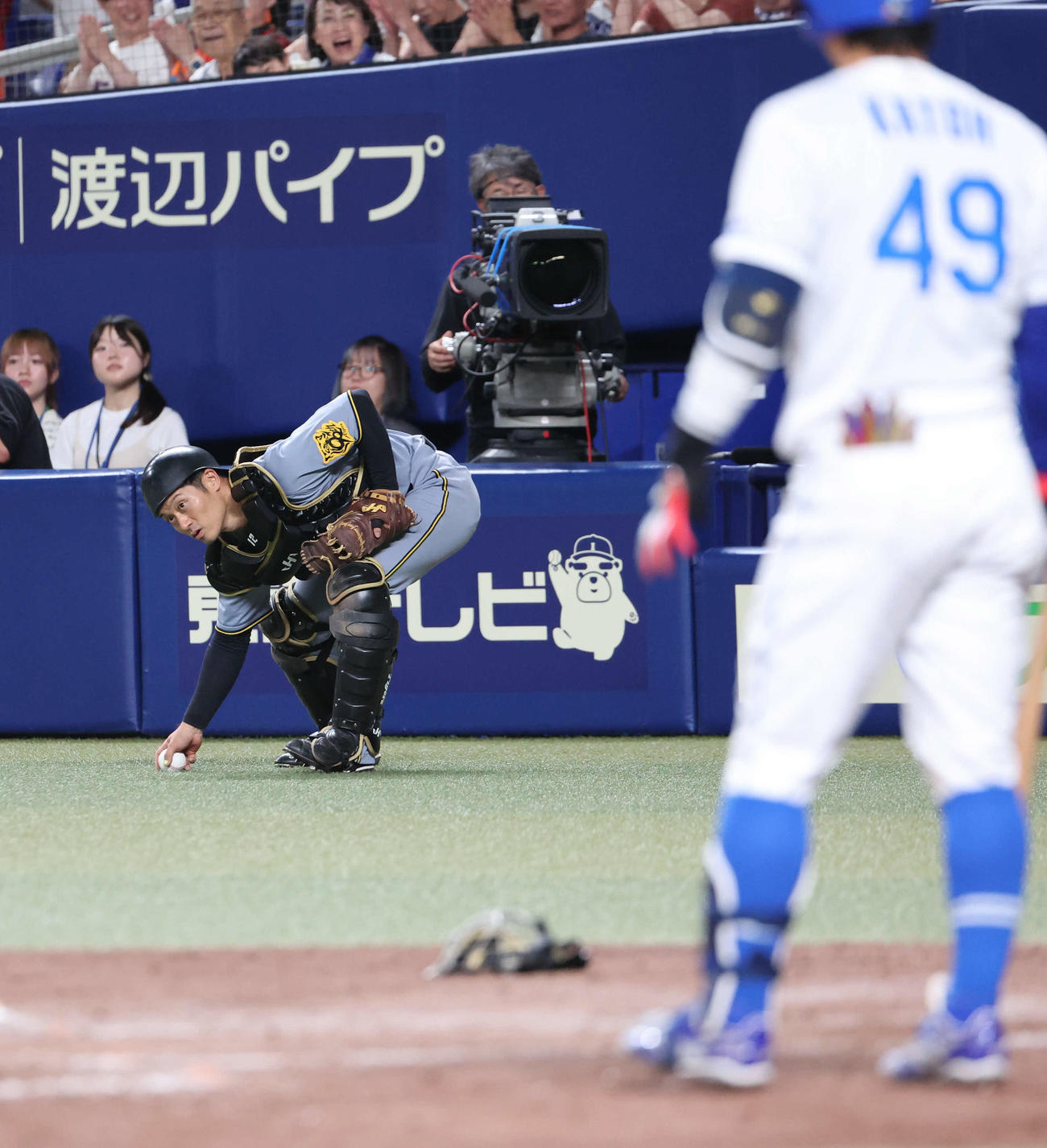 中日対阪神　5回裏中日2死満塁、打者加藤の時、捕手坂本がパスボールで1点を失う（撮影・西尾就之）