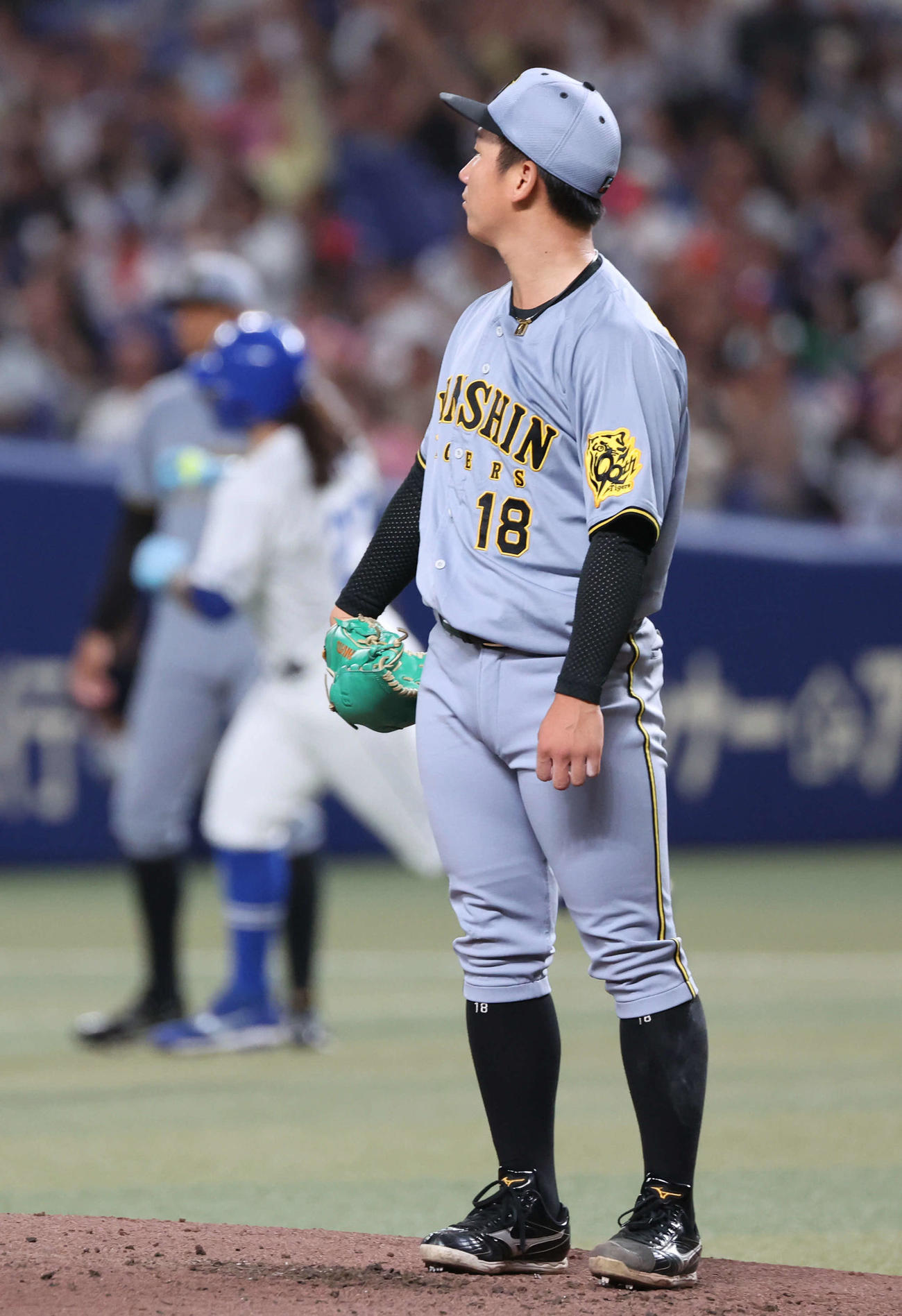中日対阪神　2回裏中日無死、チェイビス（左）に本塁打を浴びた伊原（撮影・西尾就之）
