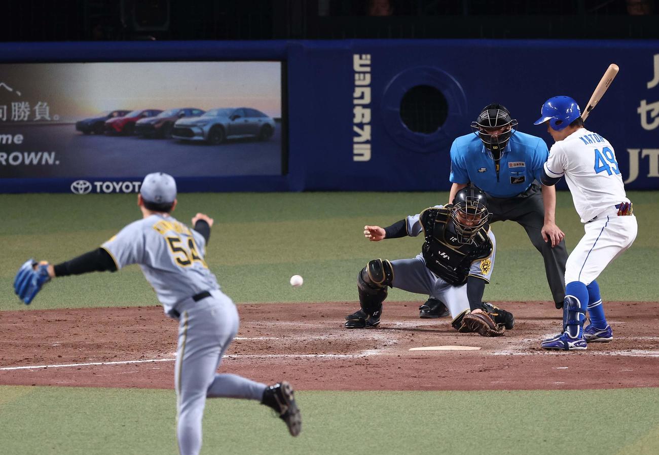 中日対阪神　5回裏中日2死満塁、坂本のパスボールで追加点を許す（撮影・上田博志）