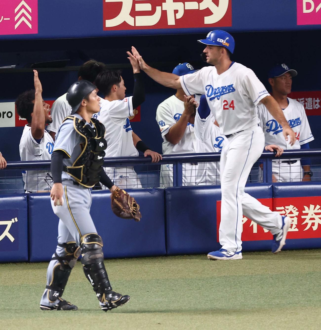 中日対阪神　5回裏中日2死満塁、坂本（左）はパスボールでボスラーの生還を許す（撮影・上田博志）