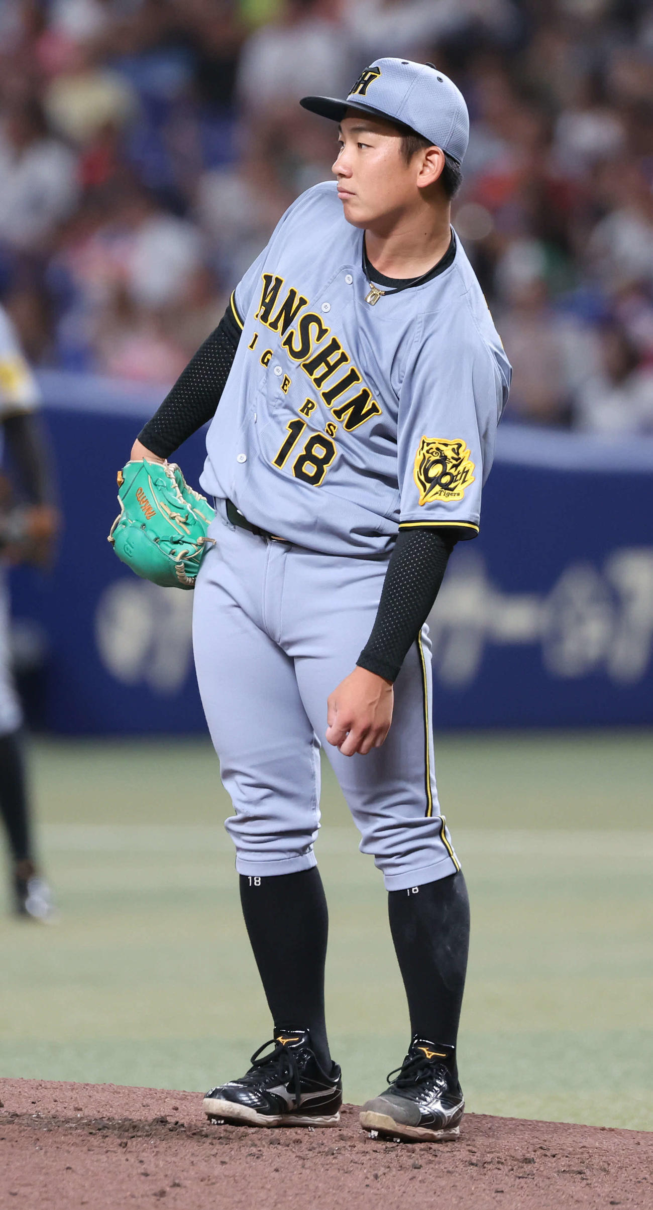 中日対阪神　2回裏中日無死、チェイビスに本塁打を浴びた伊原は打球の行方を見守る（撮影・西尾就之）