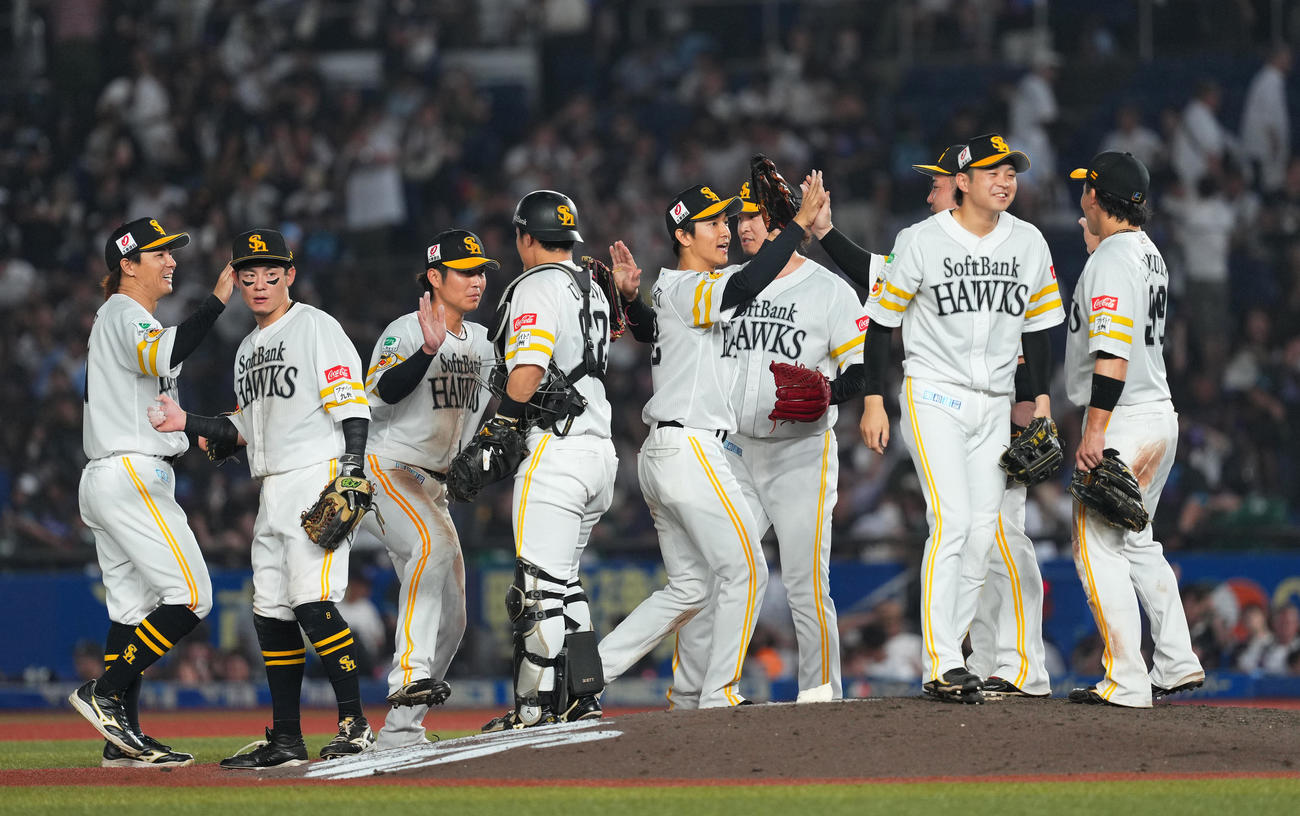 ロッテに勝利し、喜ぶソフトバンクナイン（撮影・菅敏）
