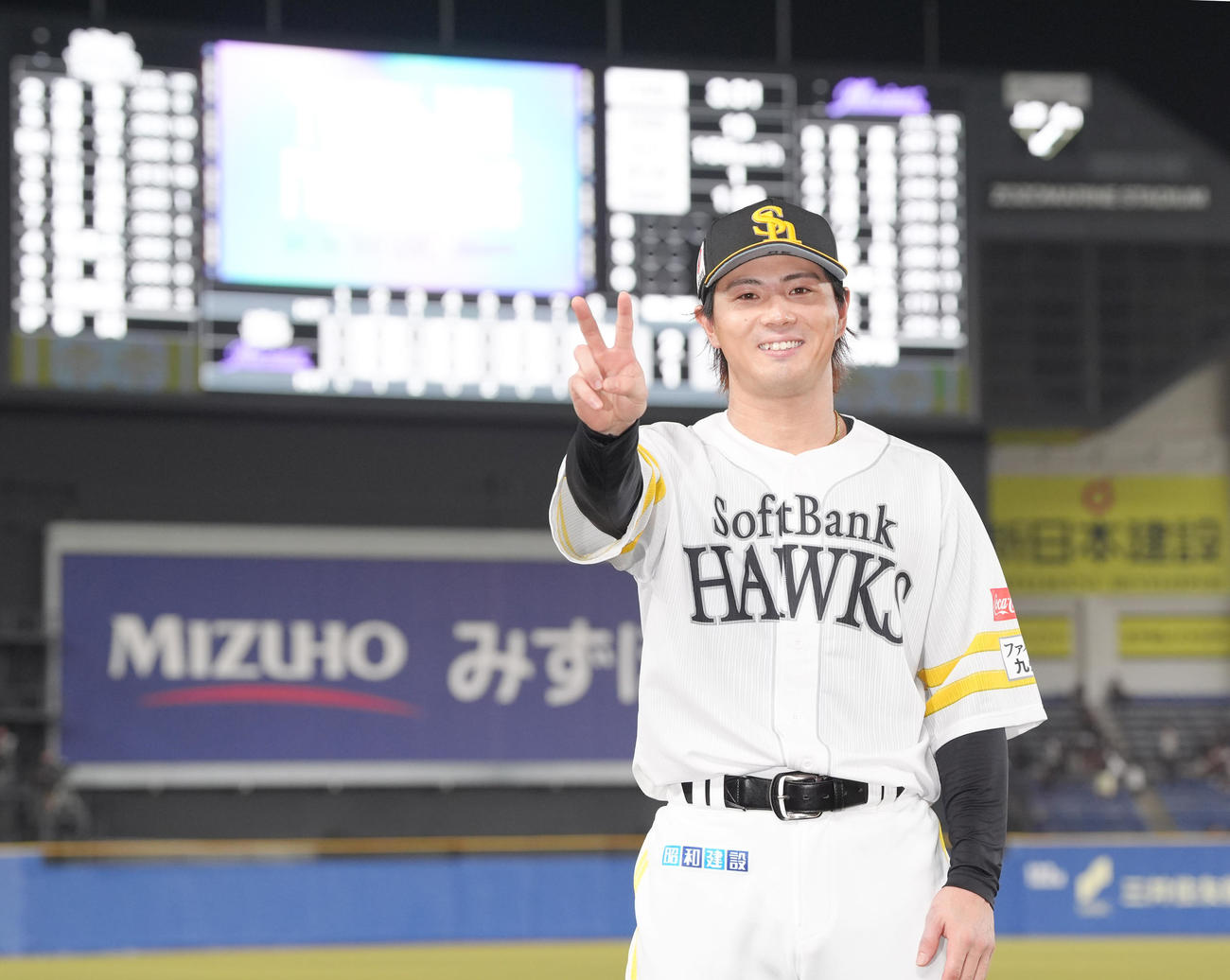 ロッテに勝利し、笑顔でポーズをとる決勝打を放ったソフトバンク佐藤直（撮影・菅敏）