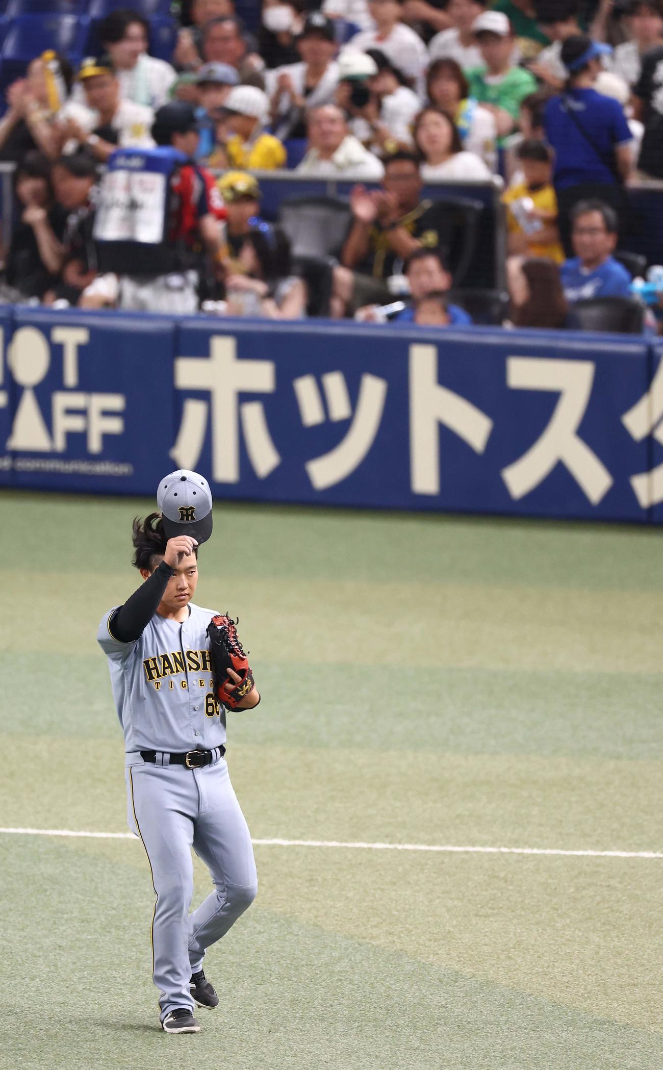 中日対阪神　2回、プロ初本塁打を放った中川はファンの歓声に応える（撮影・上田博志）