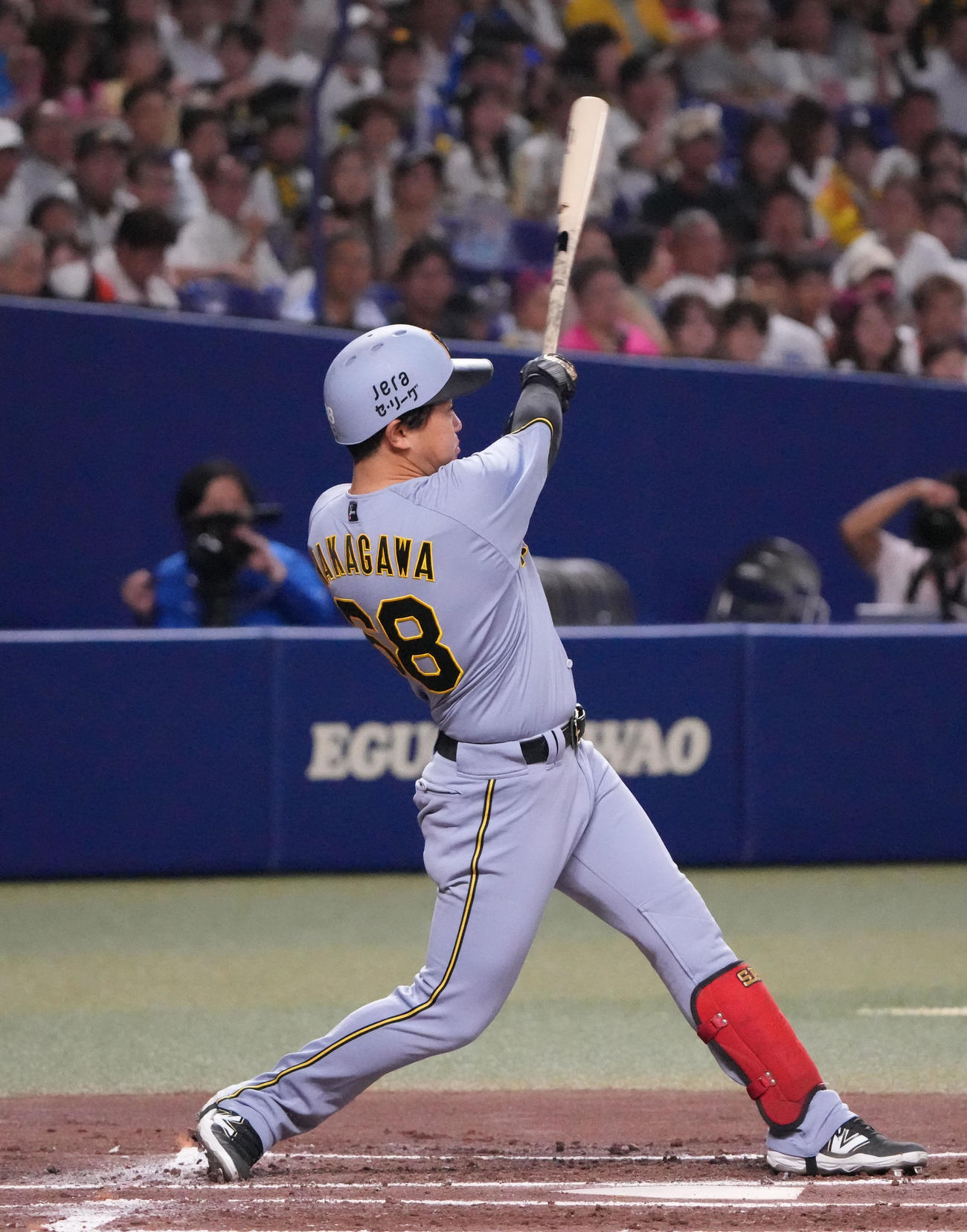 中日対阪神　2回表阪神1死、左越え本塁打を放つ中川（撮影・森本幸一）