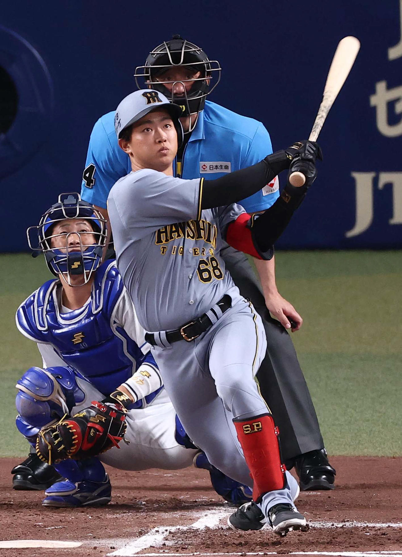 中日対阪神　2回表阪神1死、中川は左越えにプロ初本塁打を放つ（撮影・上田博志）
