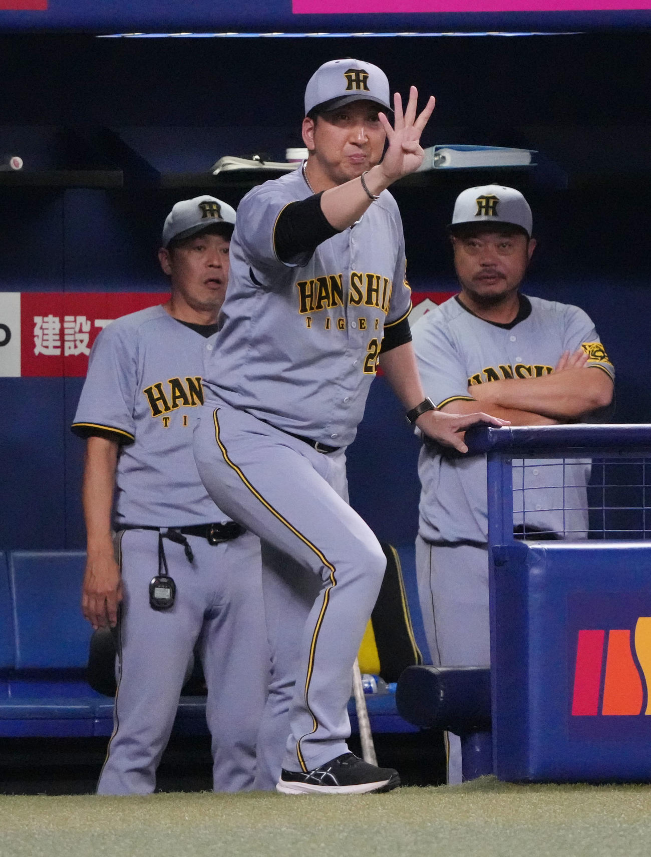 中日対阪神　5回裏中日1死二、三塁、藤川監督（中央）は申告敬遠を告げる（撮影・森本幸一）